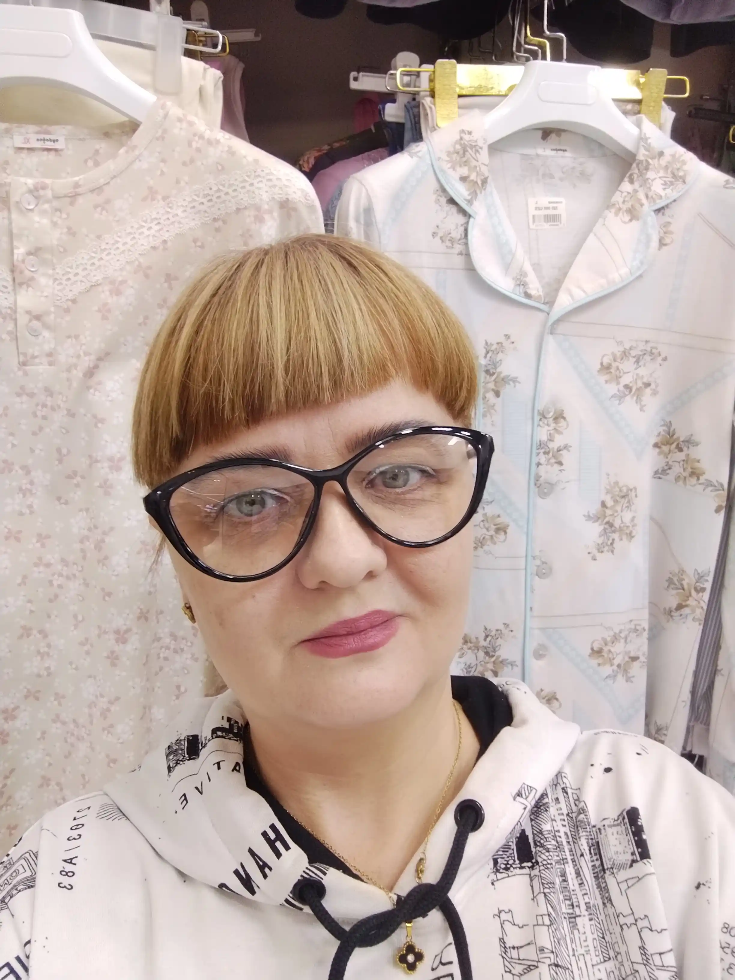 Moviy nurdan himoyalangan ayollar moda ko'zoynaklari