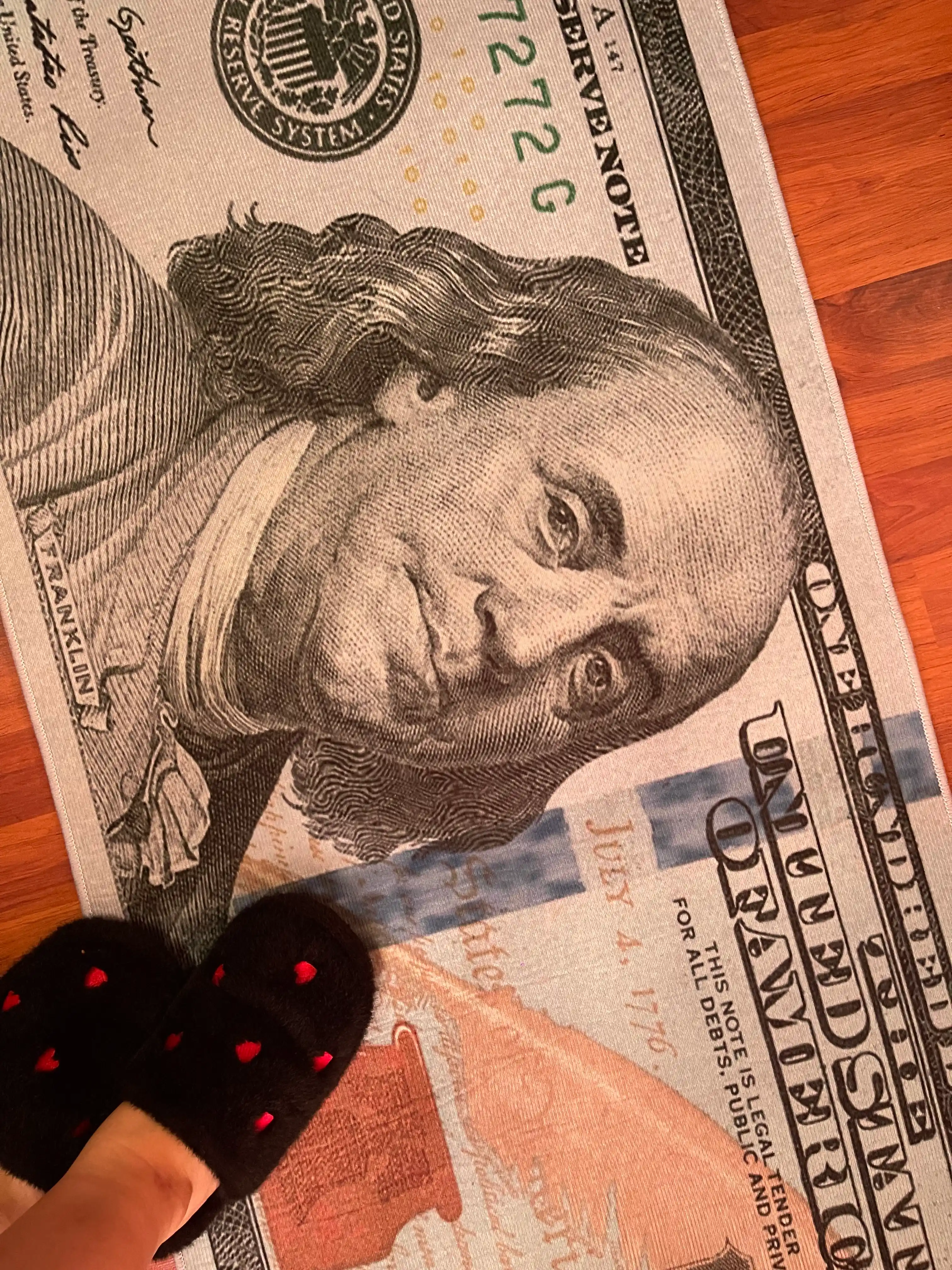 Gilamcha 100 dollar ko'rinishda, dekorativ, xonaga