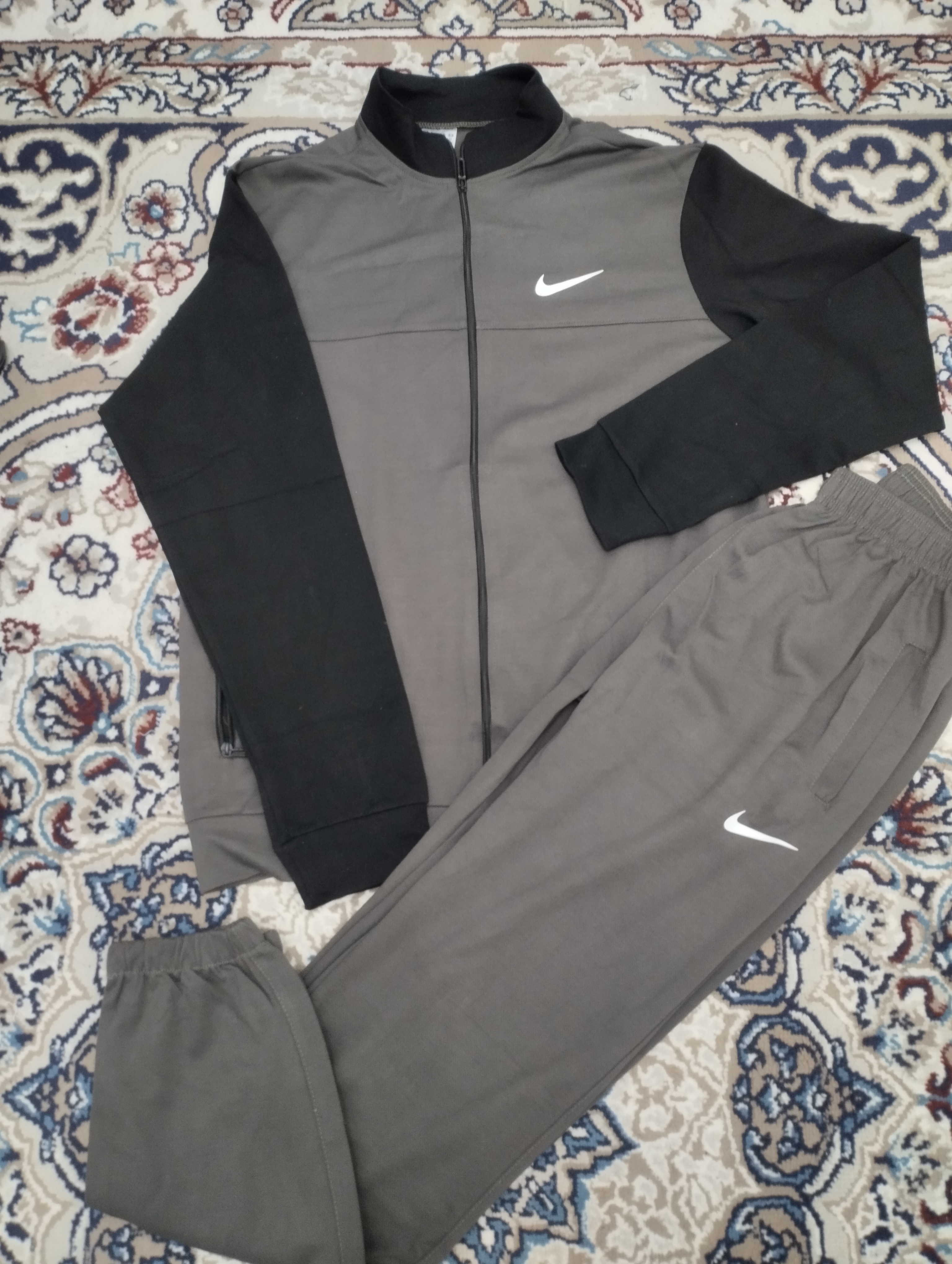 Erkaklar sport kostyumi