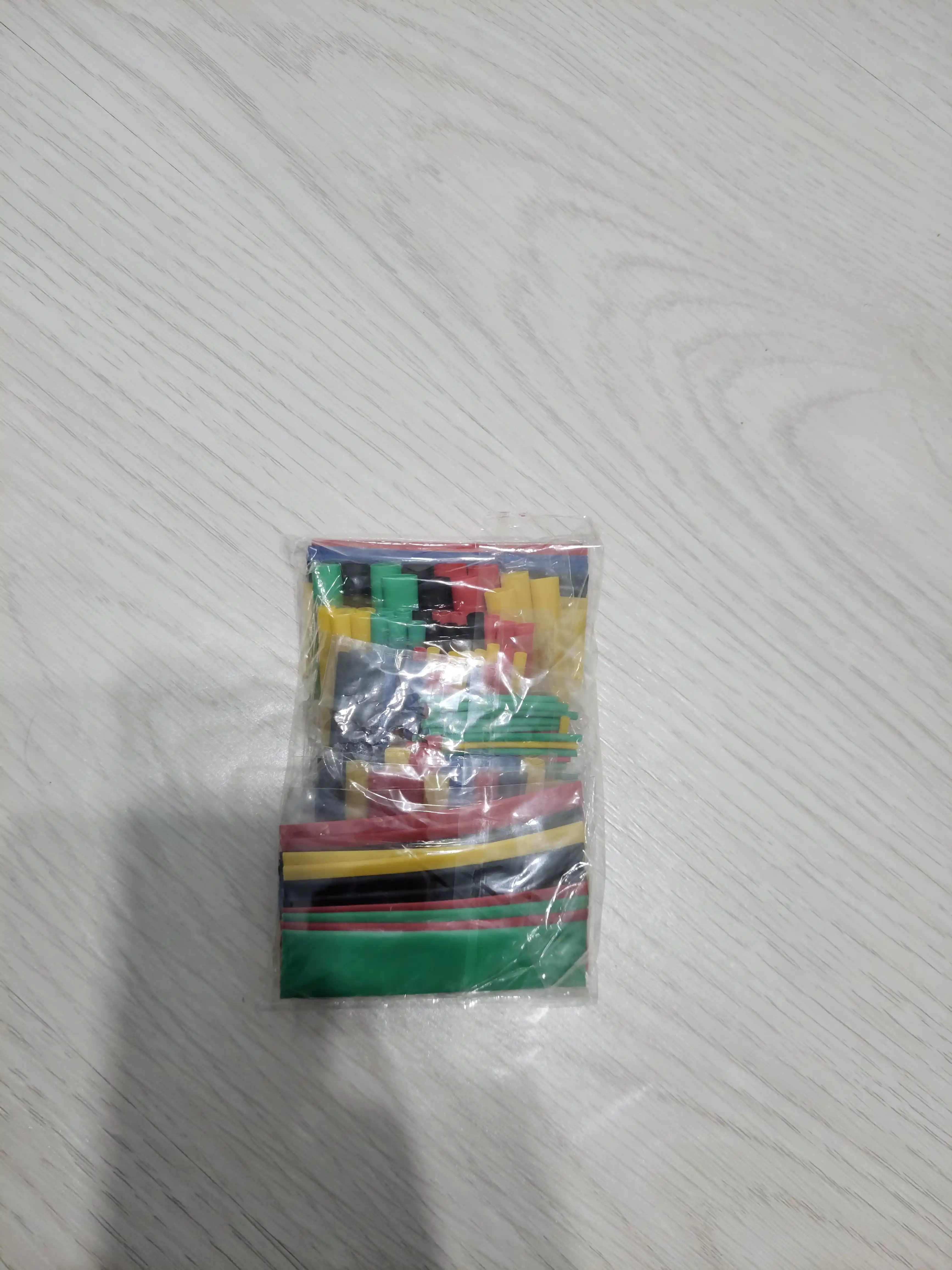 Turli diametrli issiqlik qisqaradigan quvurlar to'plami