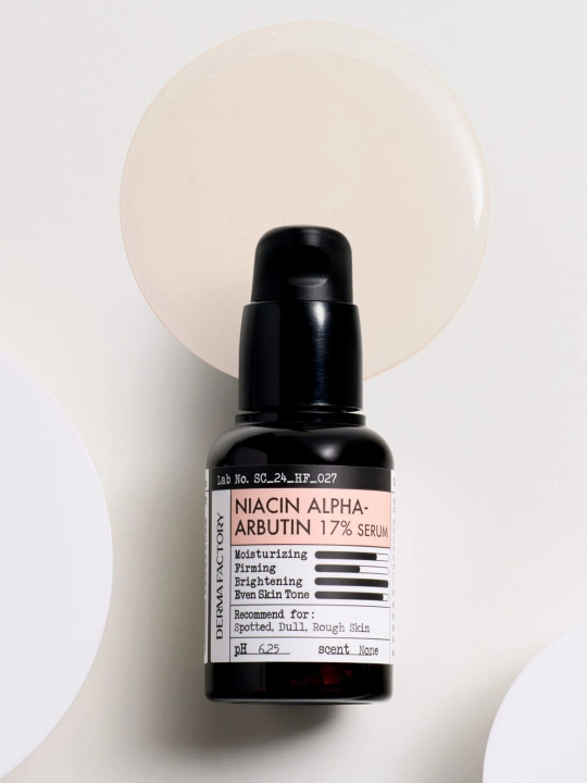 Bir tekis ohang uchun yorituvchi sarum Derma Factory Niacin Alpha Arbutin 17% Serum