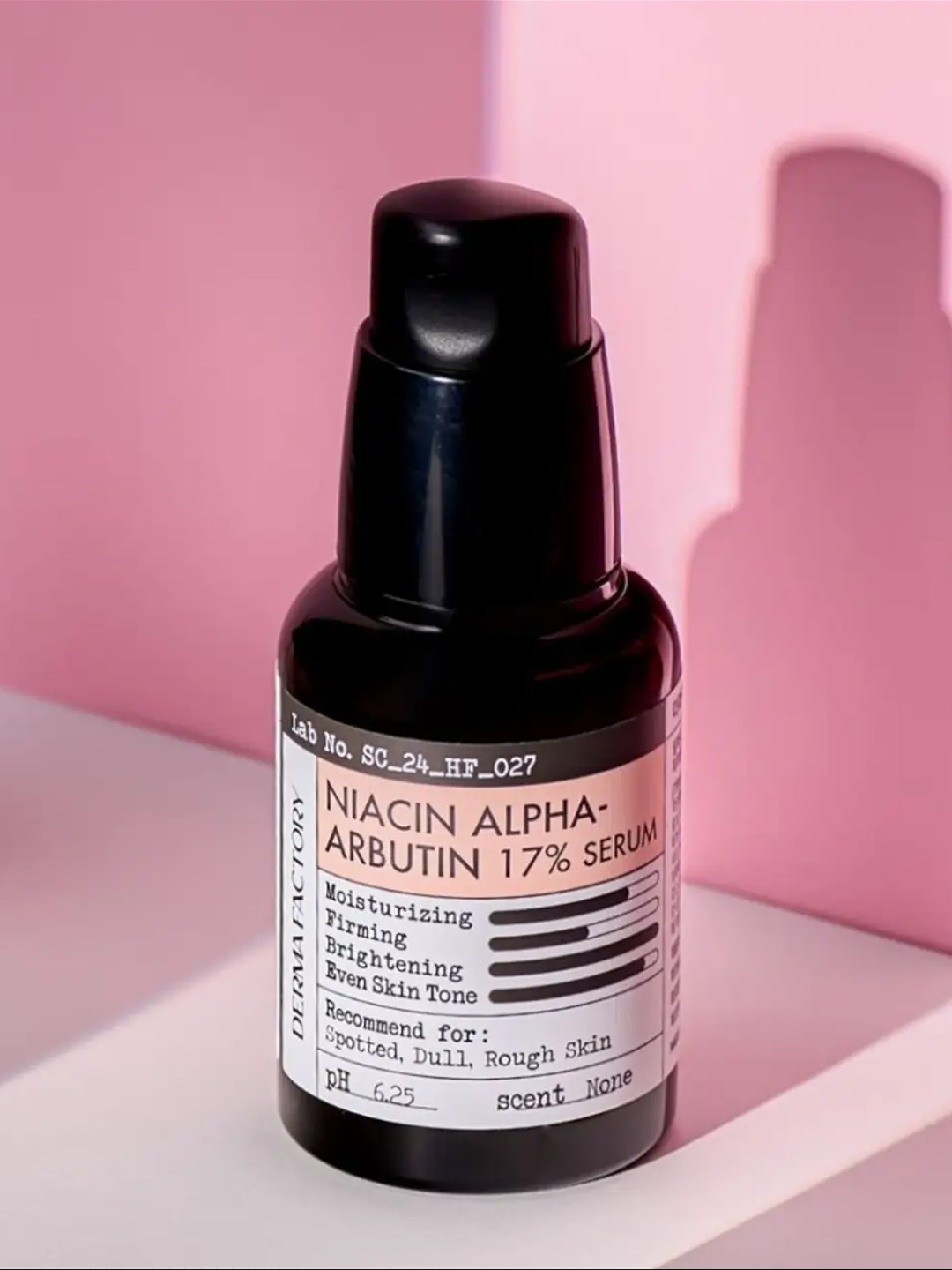 Bir tekis ohang uchun yorituvchi sarum Derma Factory Niacin Alpha Arbutin 17% Serum
