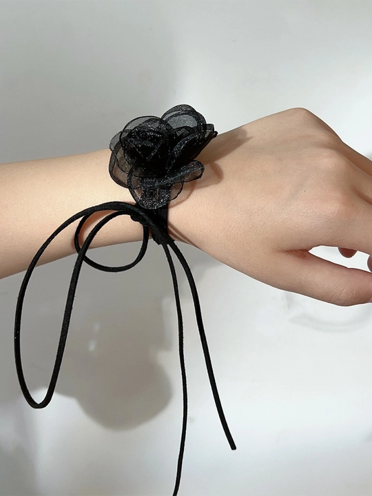 Qora gulli bo'yinbog'li choker