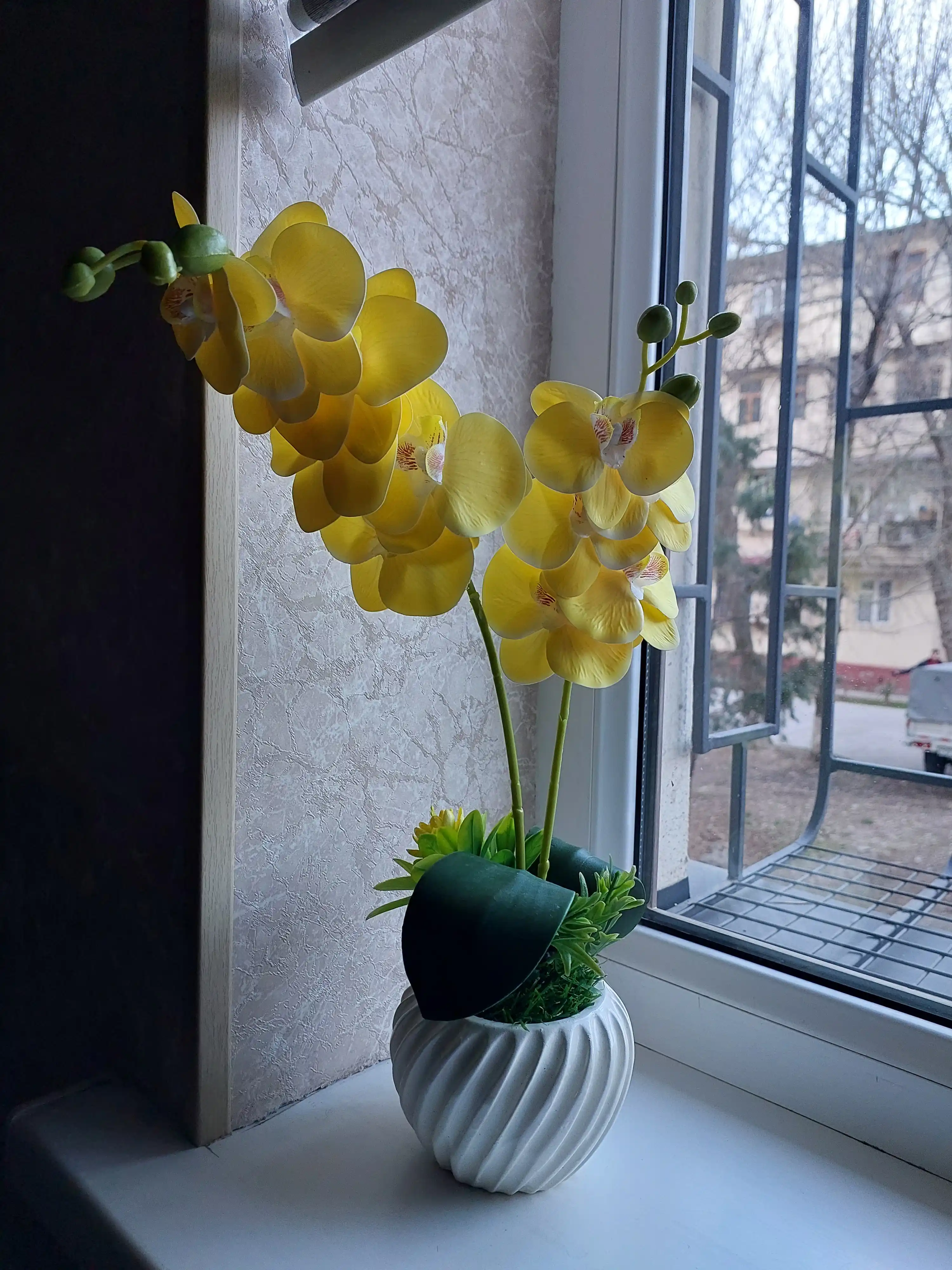 Sun’iy gul tuvakda 40–45 sm - interyer bezagi, parvarish talab qilmaydi