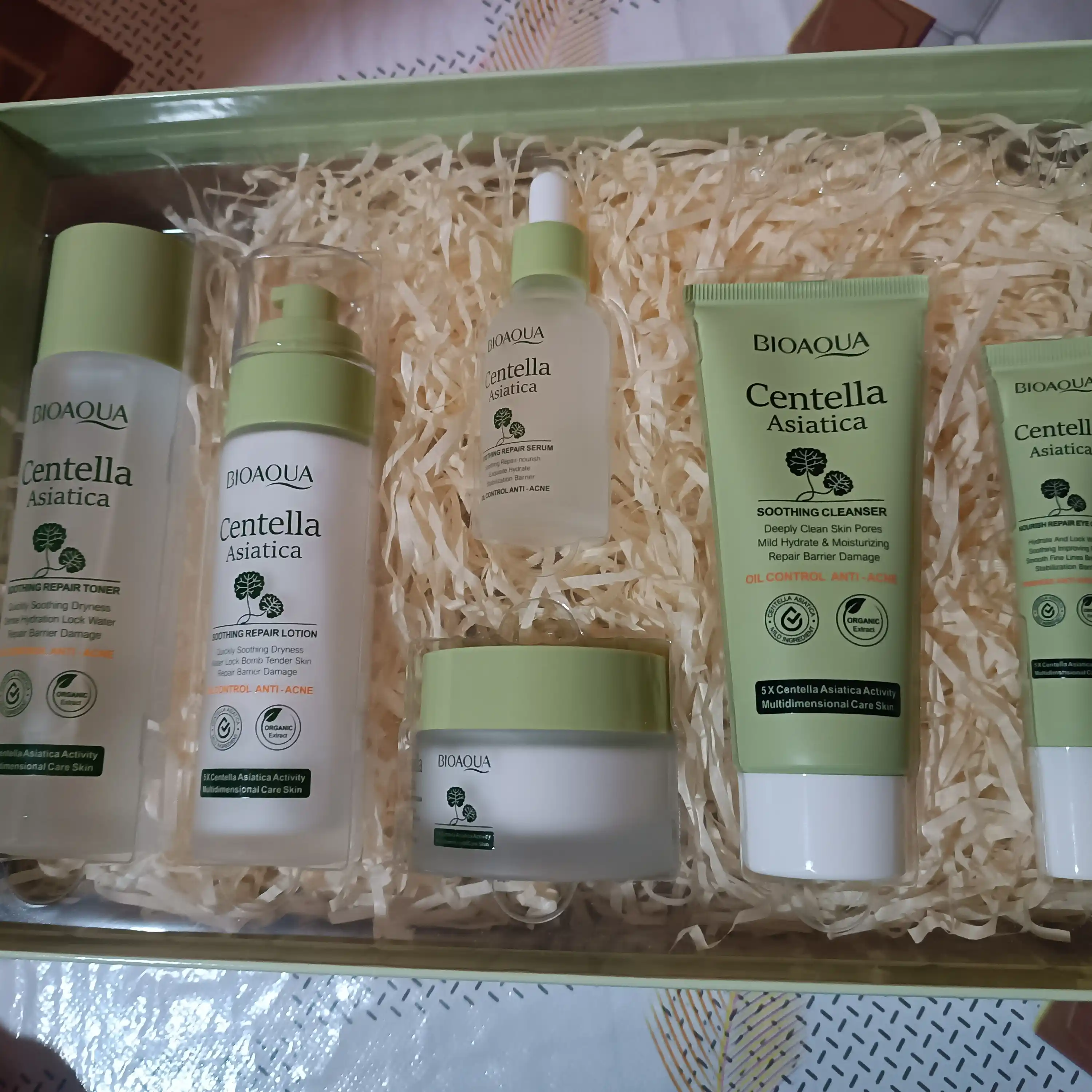 Sovg'a kosmetika to'plami Bioaqua, yuz va tana parvarishi, ekstrakti, 6 tasi 1 da