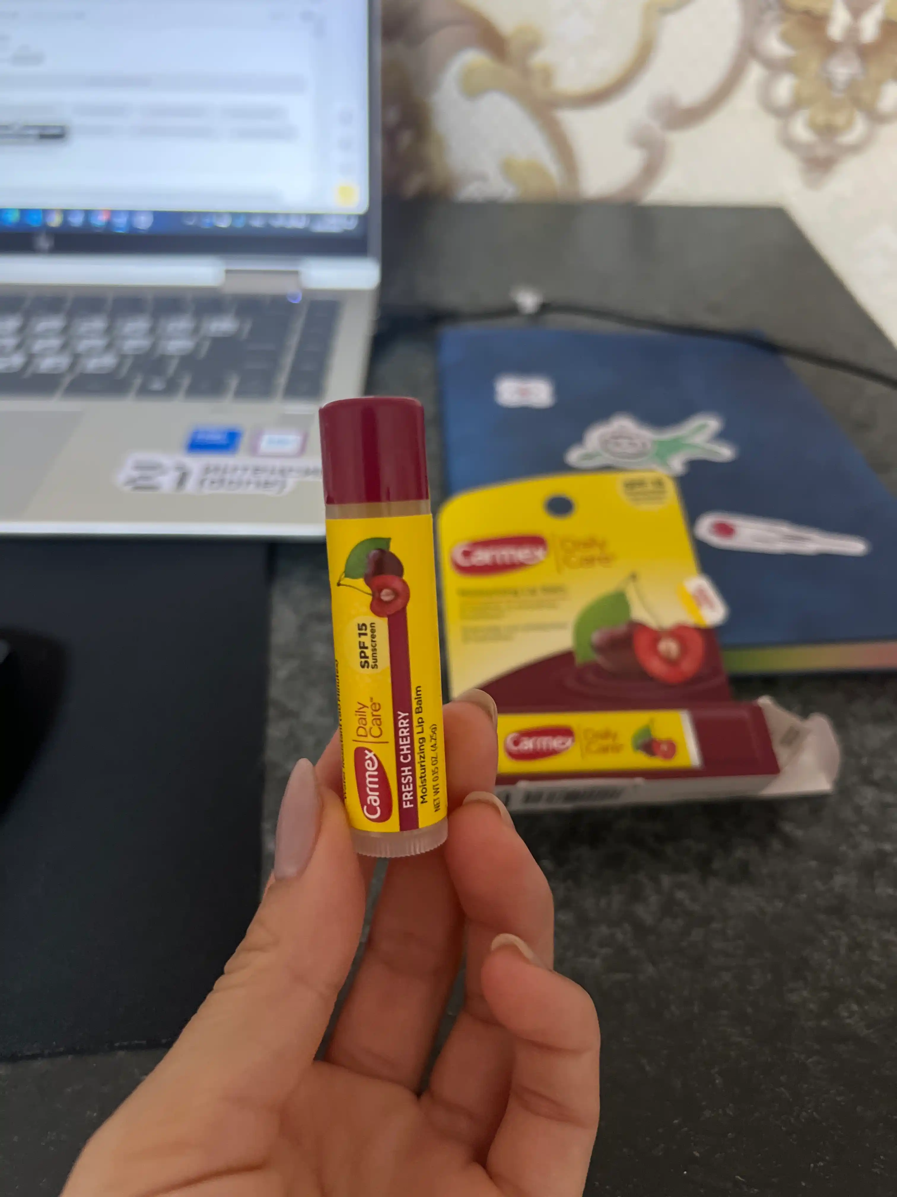Lab uchun namlovchi balzam Carmex, yangi olcha, SPF 15, 4.25 g