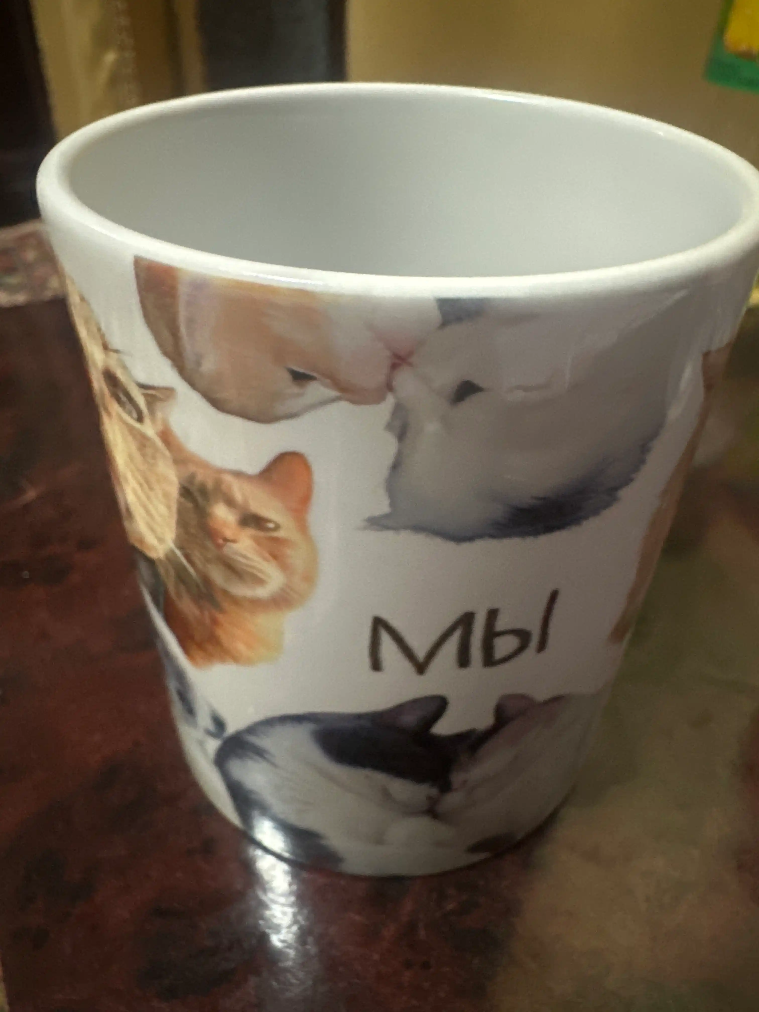 Mem krujkasi, mushuklar bilan stakan