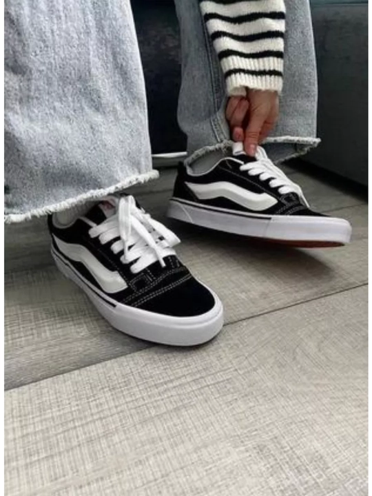 Vans uslubidagi ayollar kedi – faollik va uslub uyg‘unligi