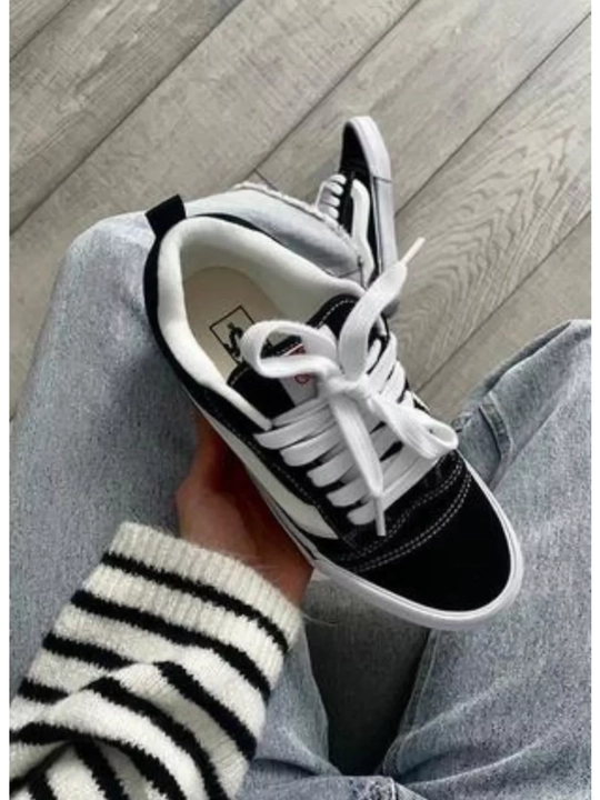 Vans uslubidagi ayollar kedi – faollik va uslub uyg‘unligi
