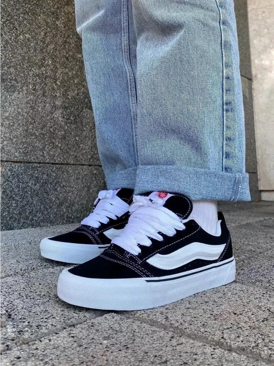Vans uslubidagi ayollar kedi – faollik va uslub uyg‘unligi