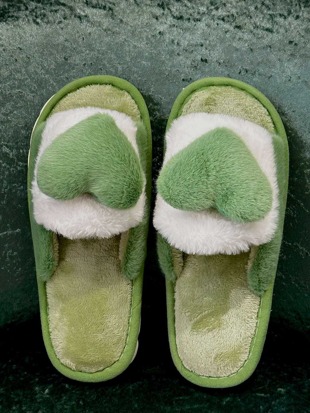 Qattiq koylakdagi yalangoch qiz