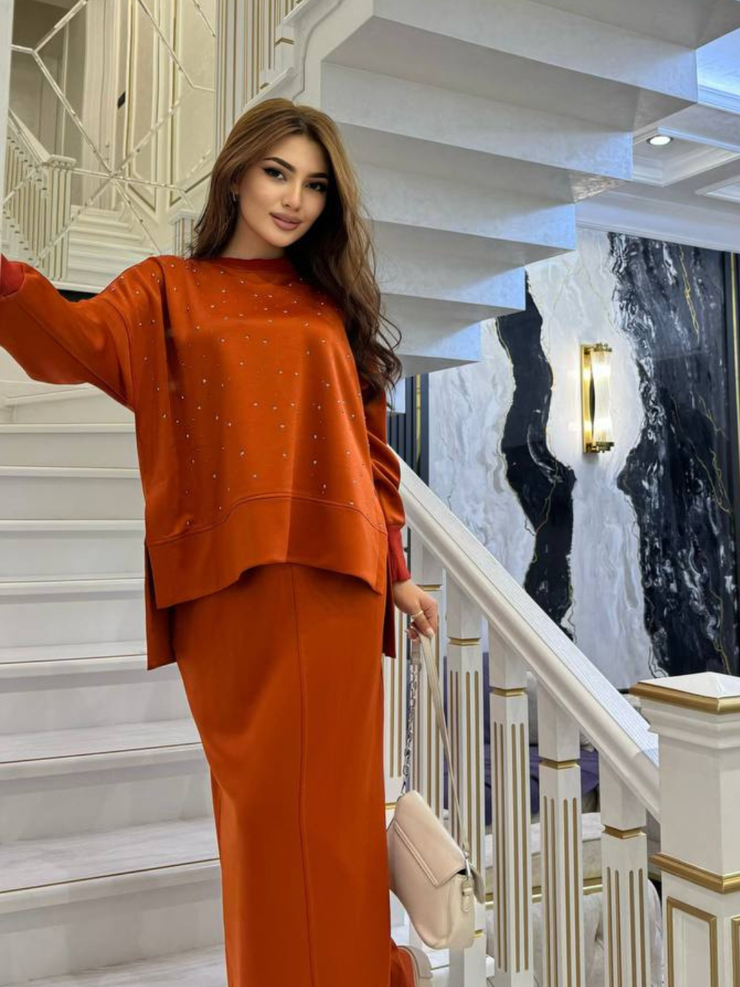 Shaffof yubka ostida ayollar shaffof pantiesni korishlari mumkin.