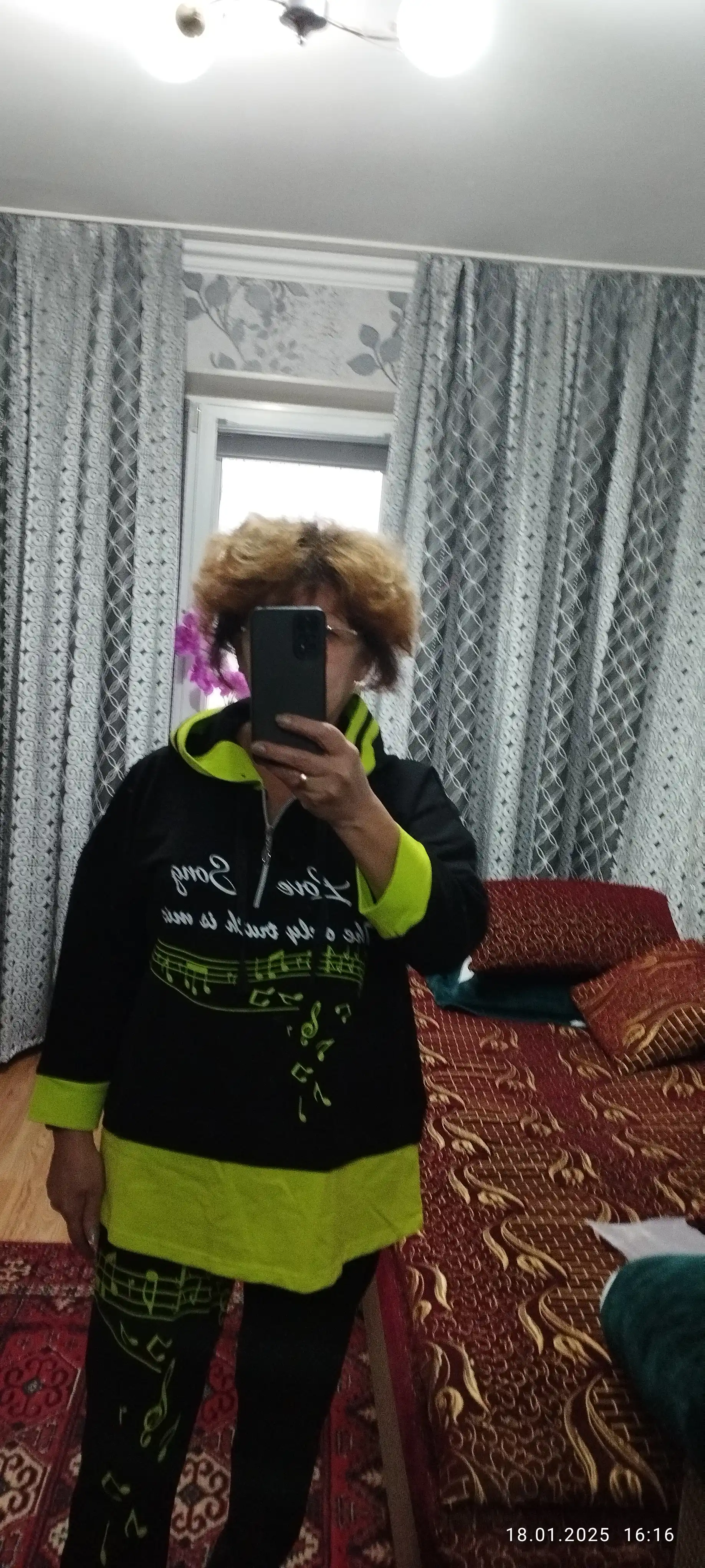 Ayollar uchun kapyushonli katta olchamdagi sport kostyumi