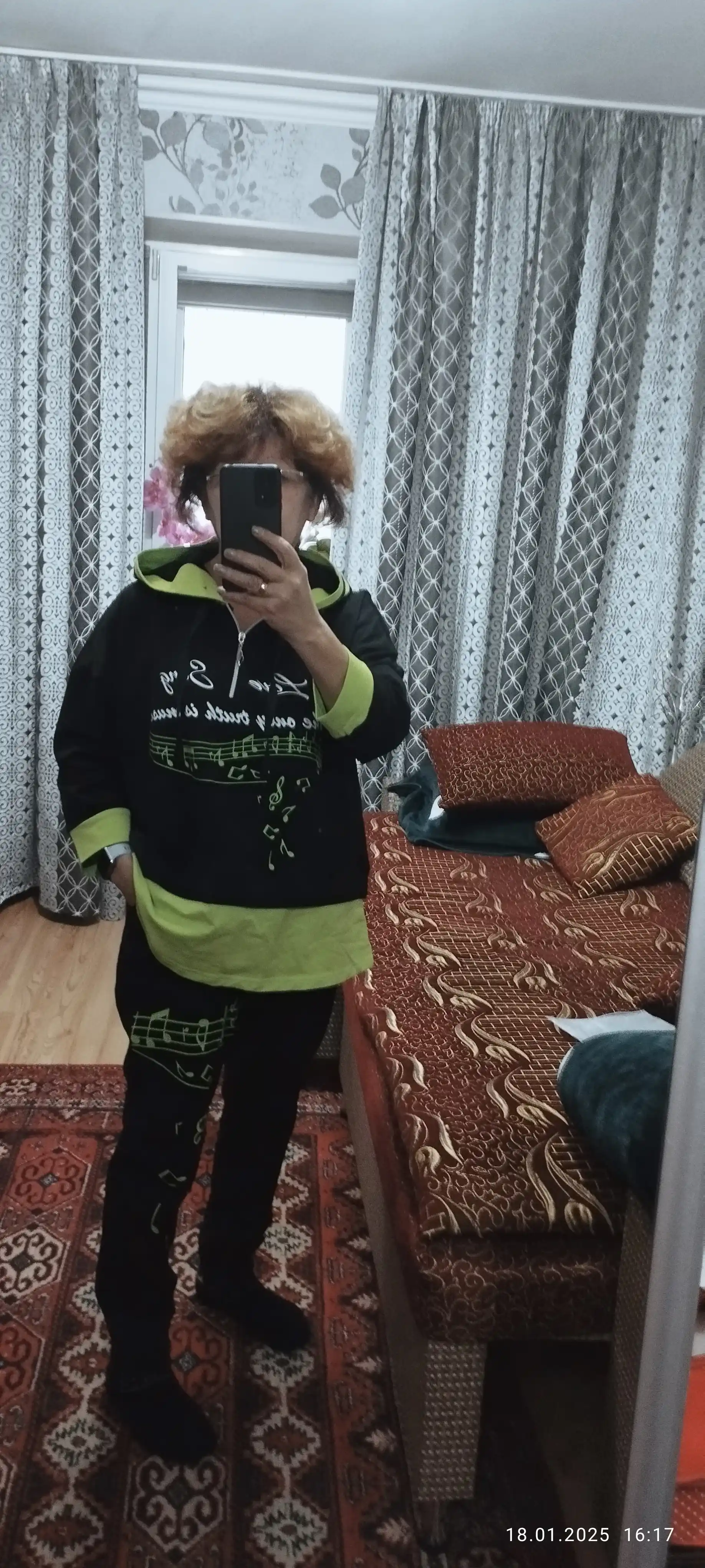Ayollar uchun kapyushonli katta olchamdagi sport kostyumi