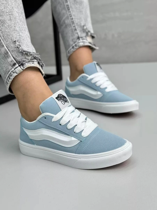 Vans uslubidagi ayollar kedi – faollik va uslub uyg‘unligi
