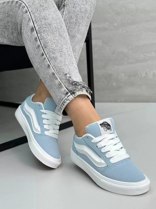 Vans uslubidagi ayollar kedi – faollik va uslub uyg‘unligi
