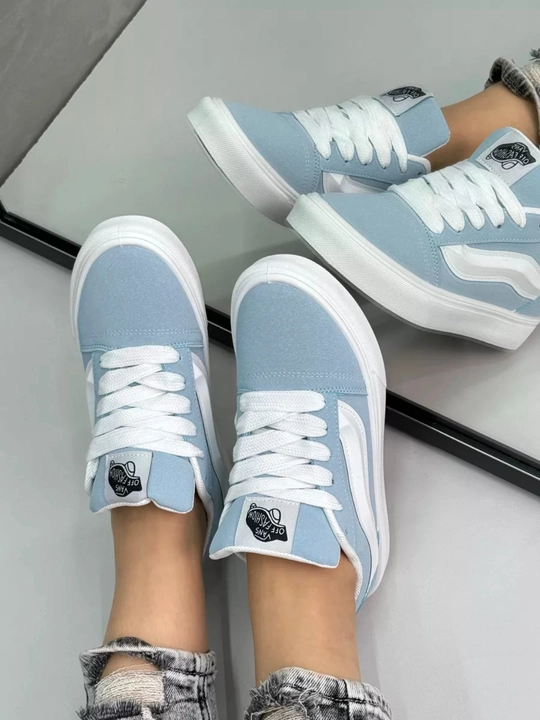 Vans uslubidagi ayollar kedi – faollik va uslub uyg‘unligi