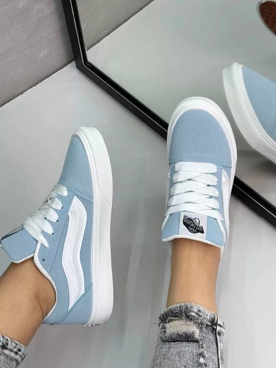 Vans uslubidagi ayollar kedi – faollik va uslub uyg‘unligi