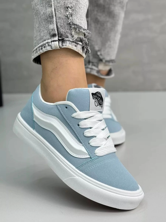 Vans uslubidagi ayollar kedi – faollik va uslub uyg‘unligi