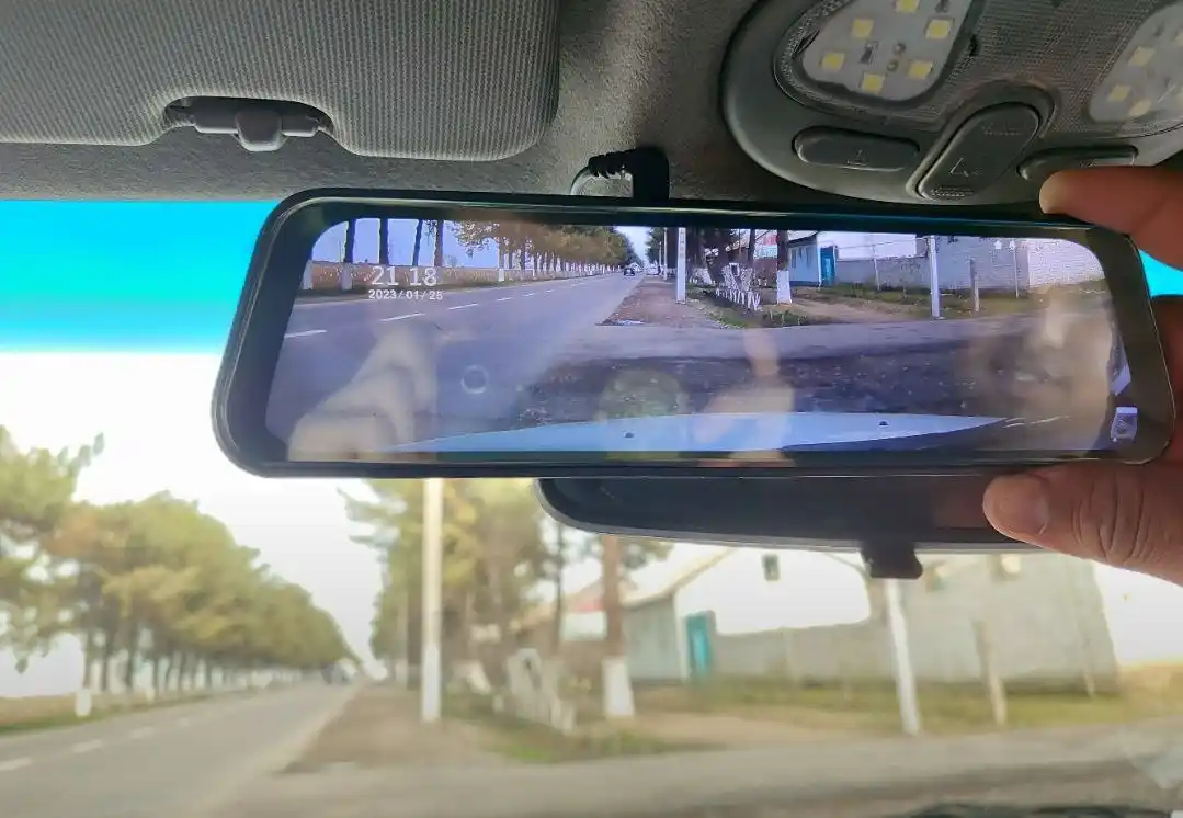 3 ta kamerali videoregistirator Lenovo, Wi-Fi orqali kuzatish va tungi rejimi bor