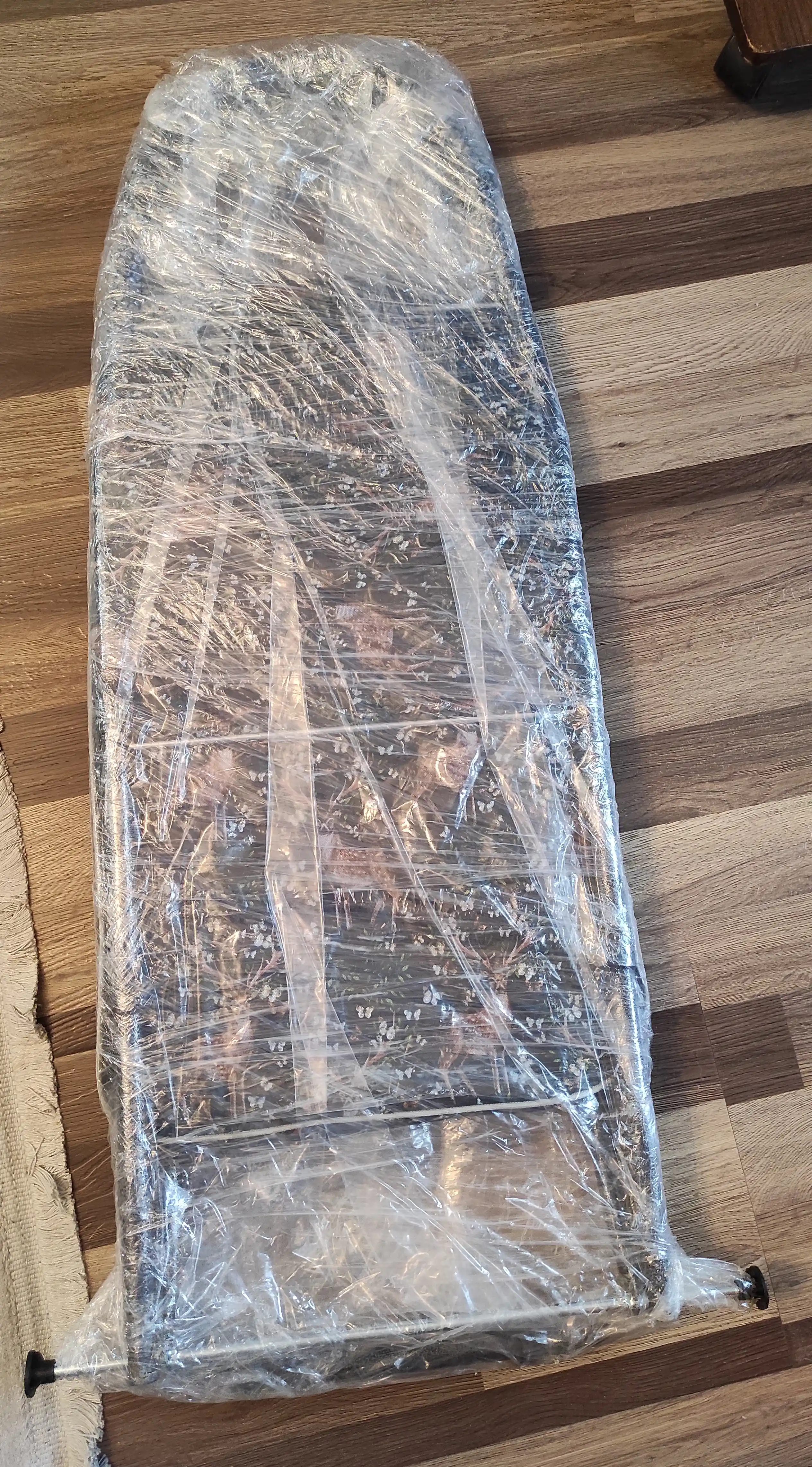 Sumka arava, bozor uchun, katta g'ildiraklardagi sumka