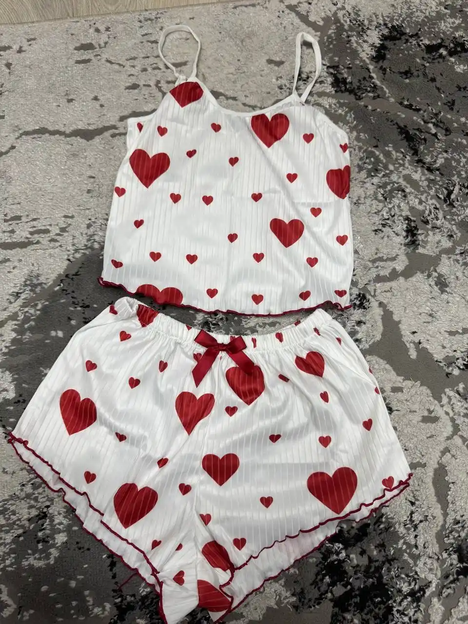 Ayollar uchun uy kiyimi: yurakcha naqshli shortik va top bilan pijama komplekt