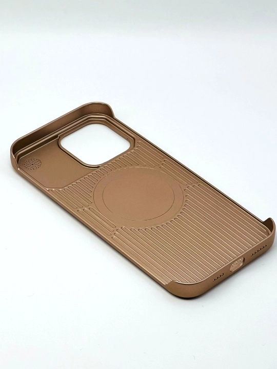 IPhone 12,13,14,15,16 Pro / Max uchun charm metall ko'rinishdagi plastik g'ilof