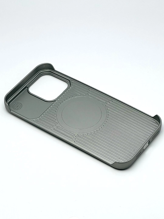 IPhone 12,13,14,15,16 Pro / Max uchun charm metall ko'rinishdagi plastik g'ilof