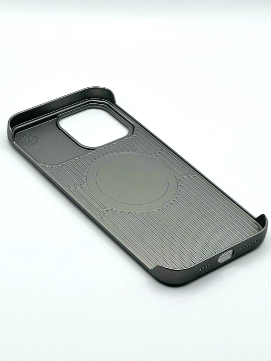 IPhone 12,13,14,15,16 Pro / Max uchun charm metall ko'rinishdagi plastik g'ilof