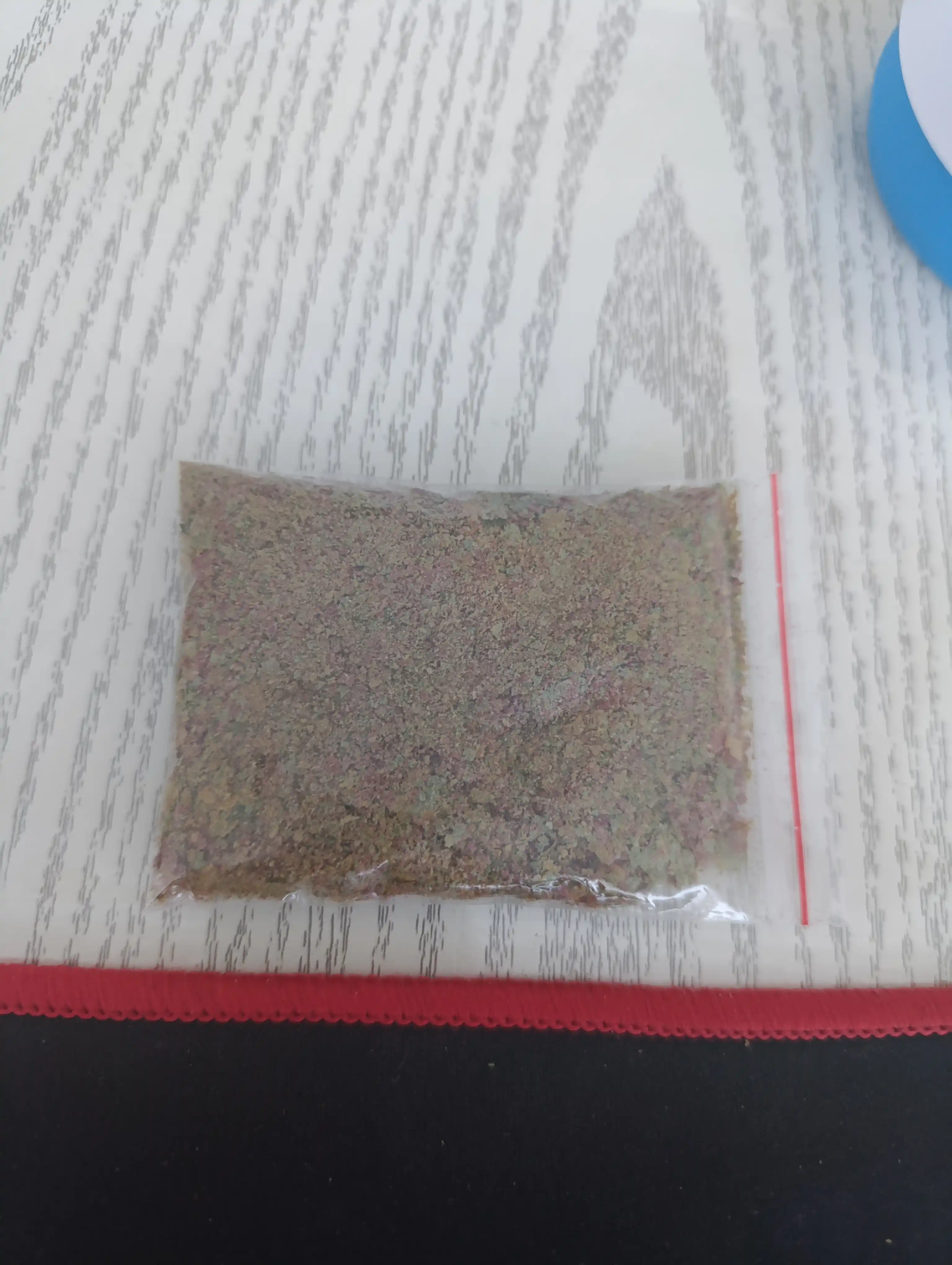 Tropik baliqlarning barcha turlari uchun ozuqa parchalari