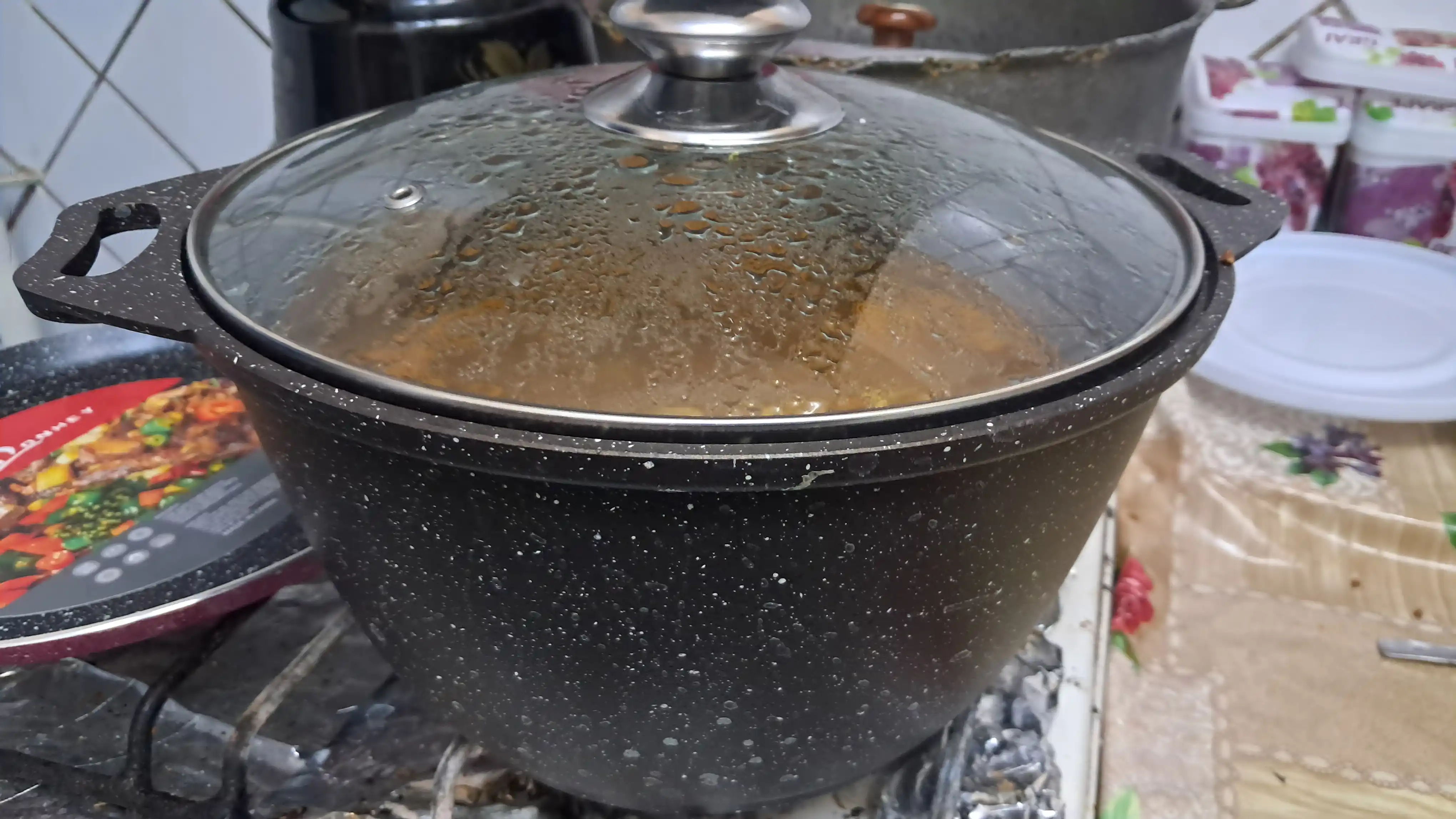 Kastryulya Kukmara, shisha qopqoq bilan, kofe mramor