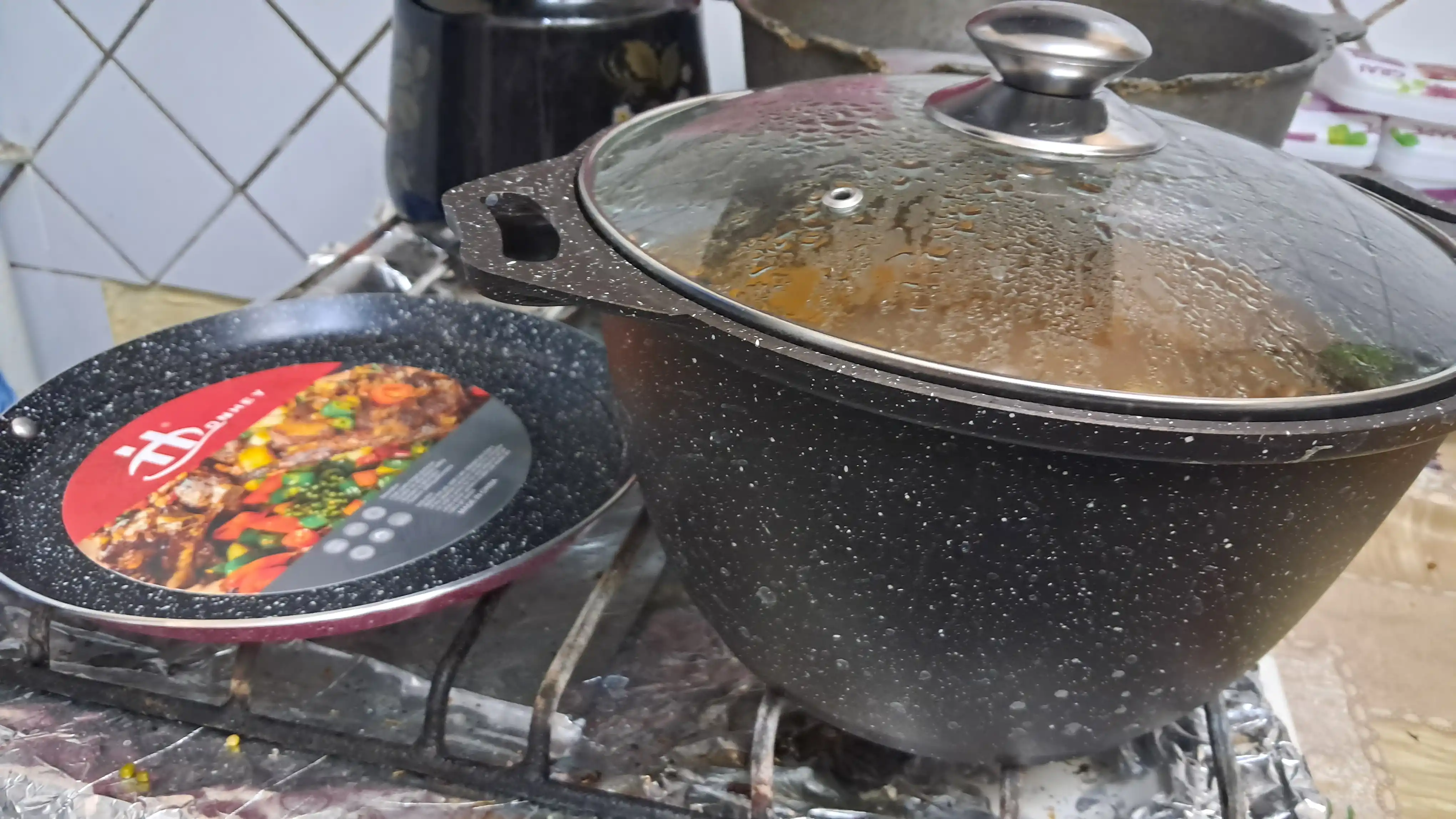 Kastryulya Kukmara, shisha qopqoq bilan, kofe mramor