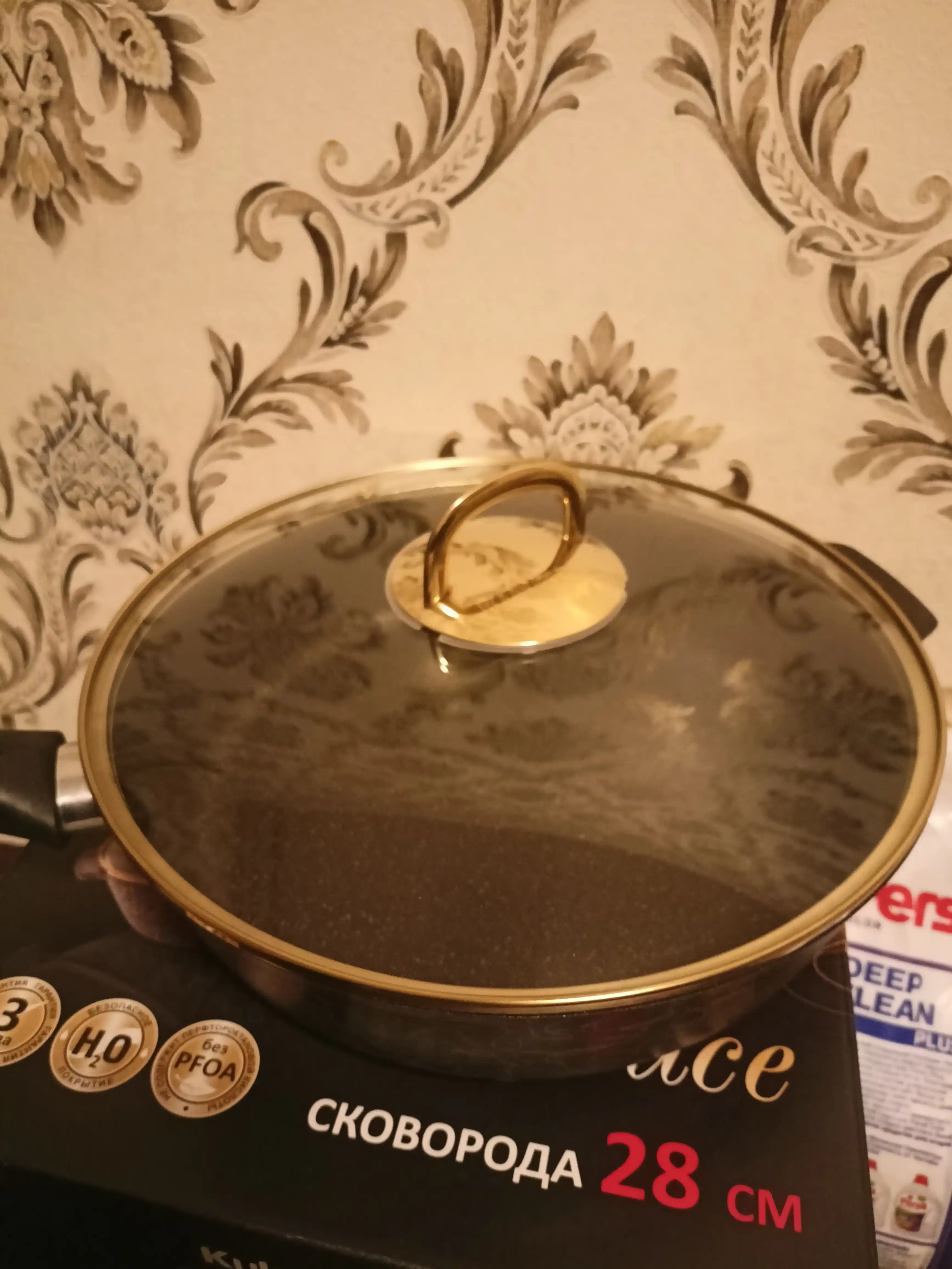 Tova Kukmara "Gratsiya" tutqichli, shisha qopqoq bilan, qora va oltin