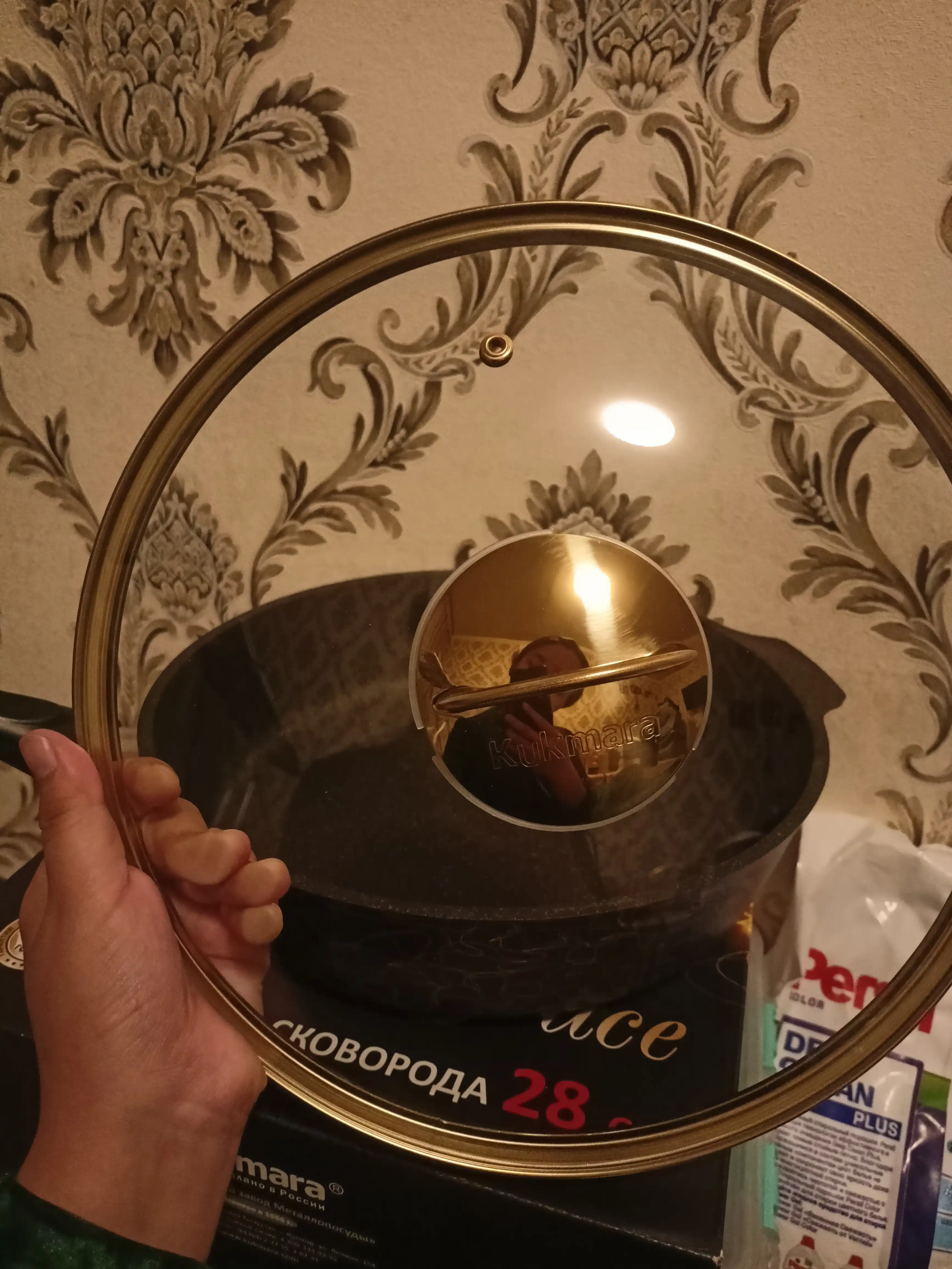 Tova Kukmara "Gratsiya" tutqichli, shisha qopqoq bilan, qora va oltin