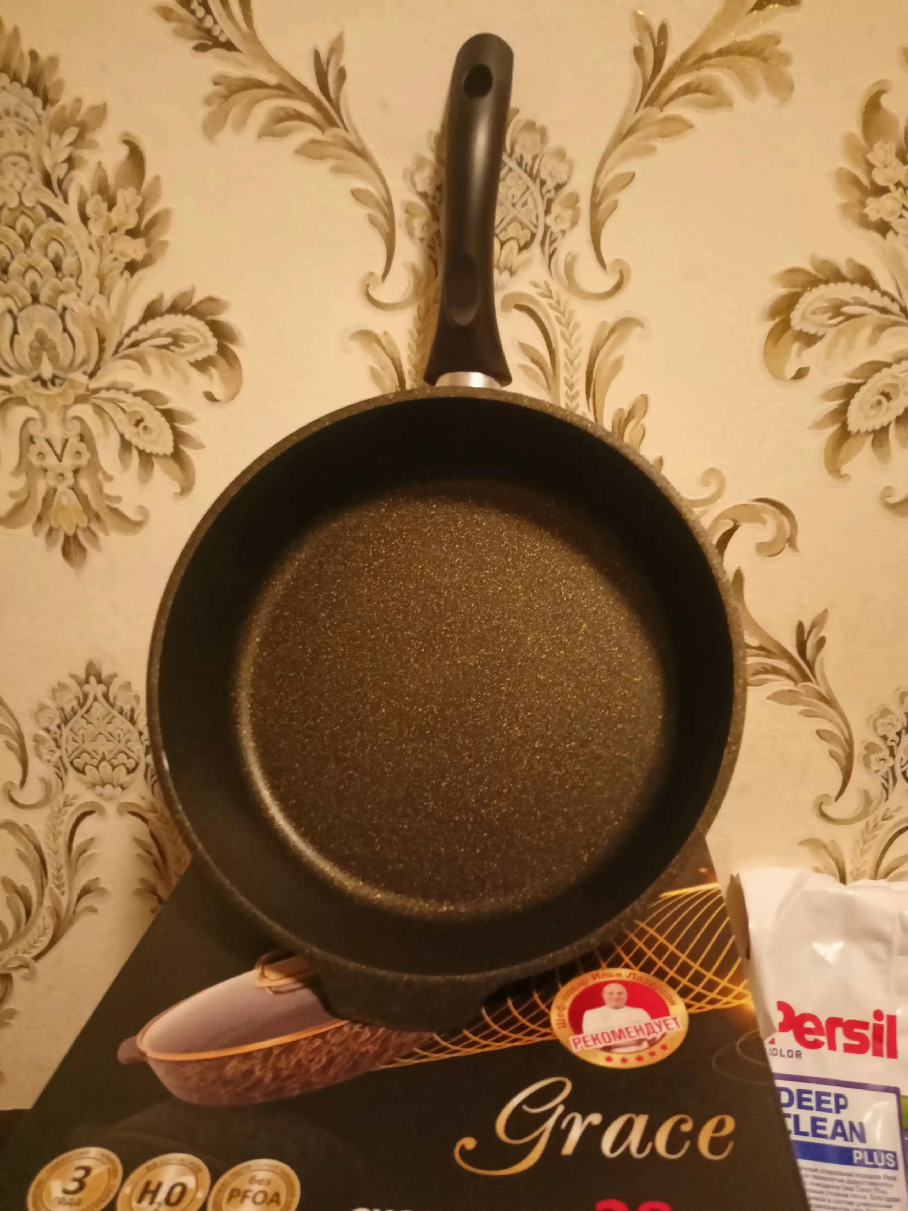 Tova Kukmara "Gratsiya" tutqichli, shisha qopqoq bilan, qora va oltin