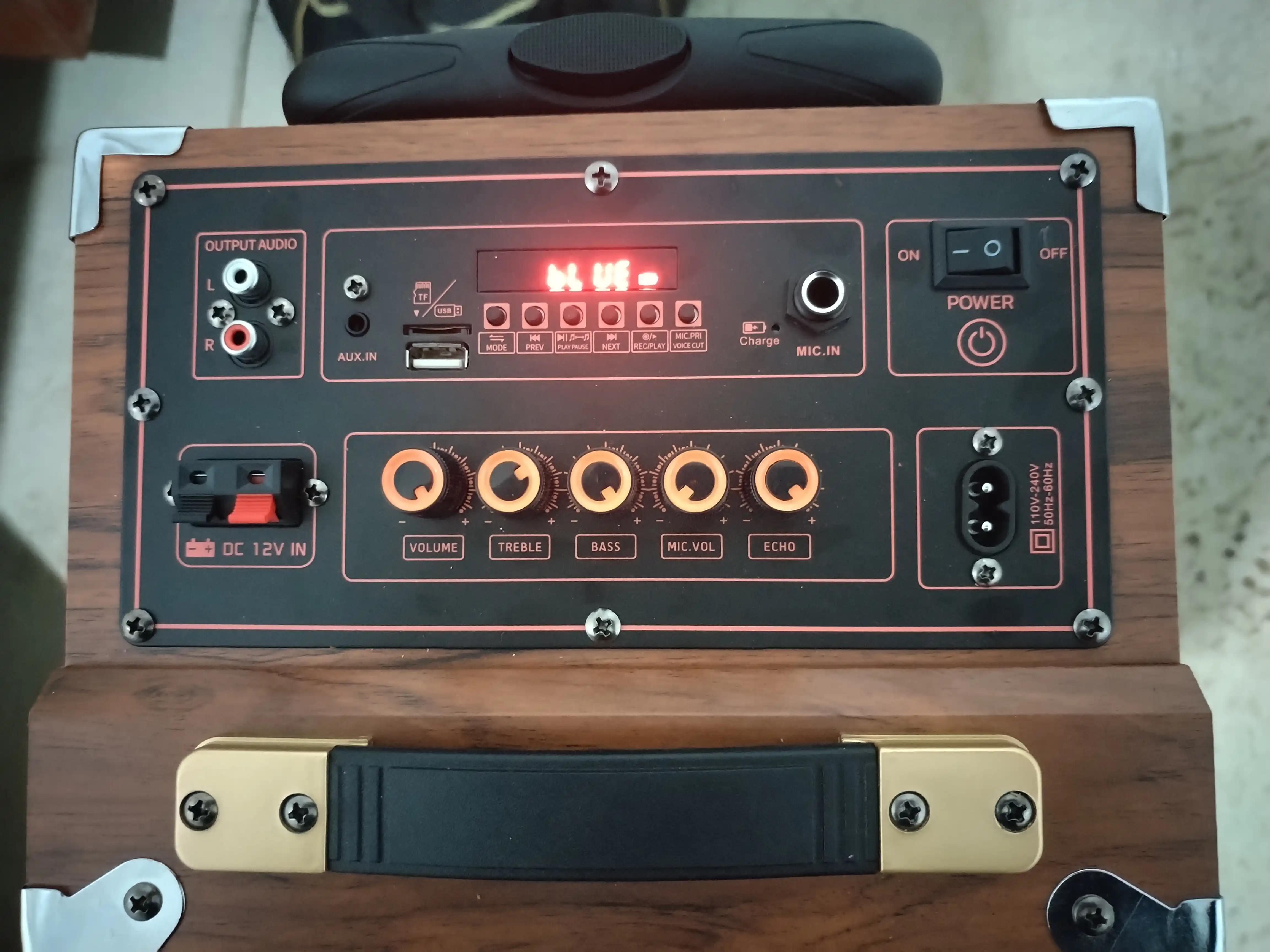 Portativ kalonka karaoke BAAB bluetooth simsiz mikrafon va boshqaruv pultga ega