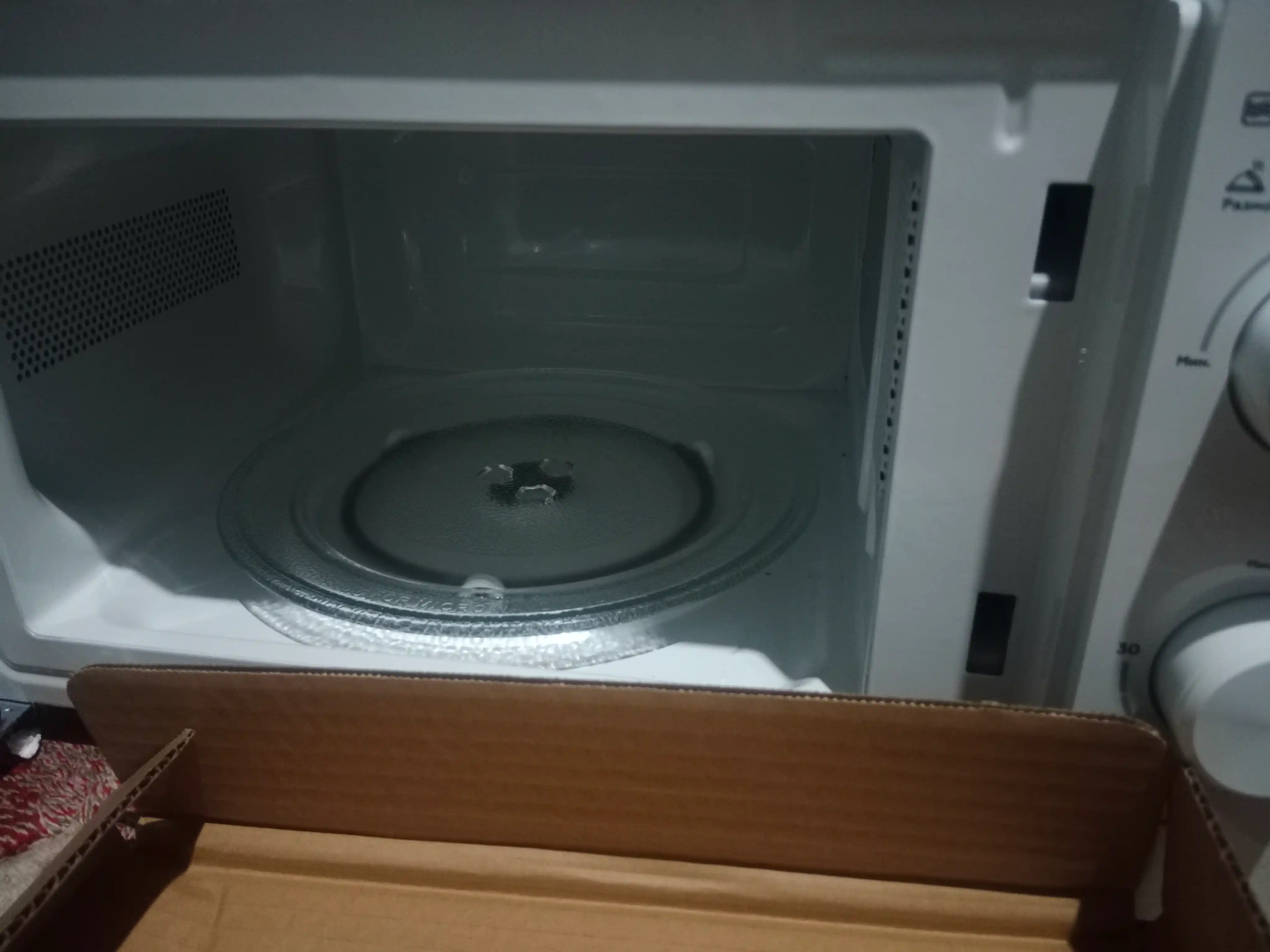 Микроволновая печь BQ MWO 20004SM/W, объем 20 л, мощность 700 Вт