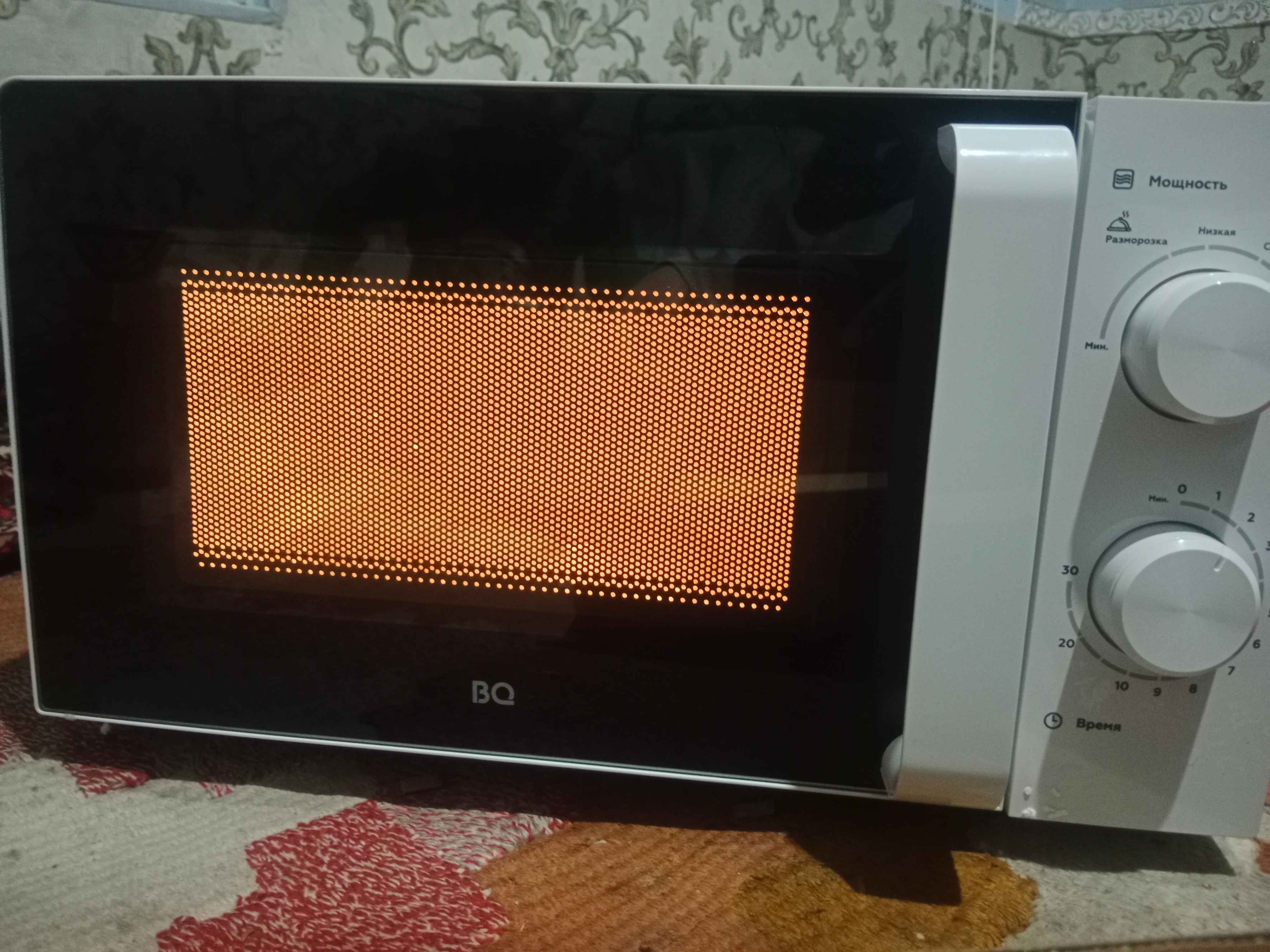 Микроволновая печь BQ MWO 20004SM/W, объем 20 л, мощность 700 Вт