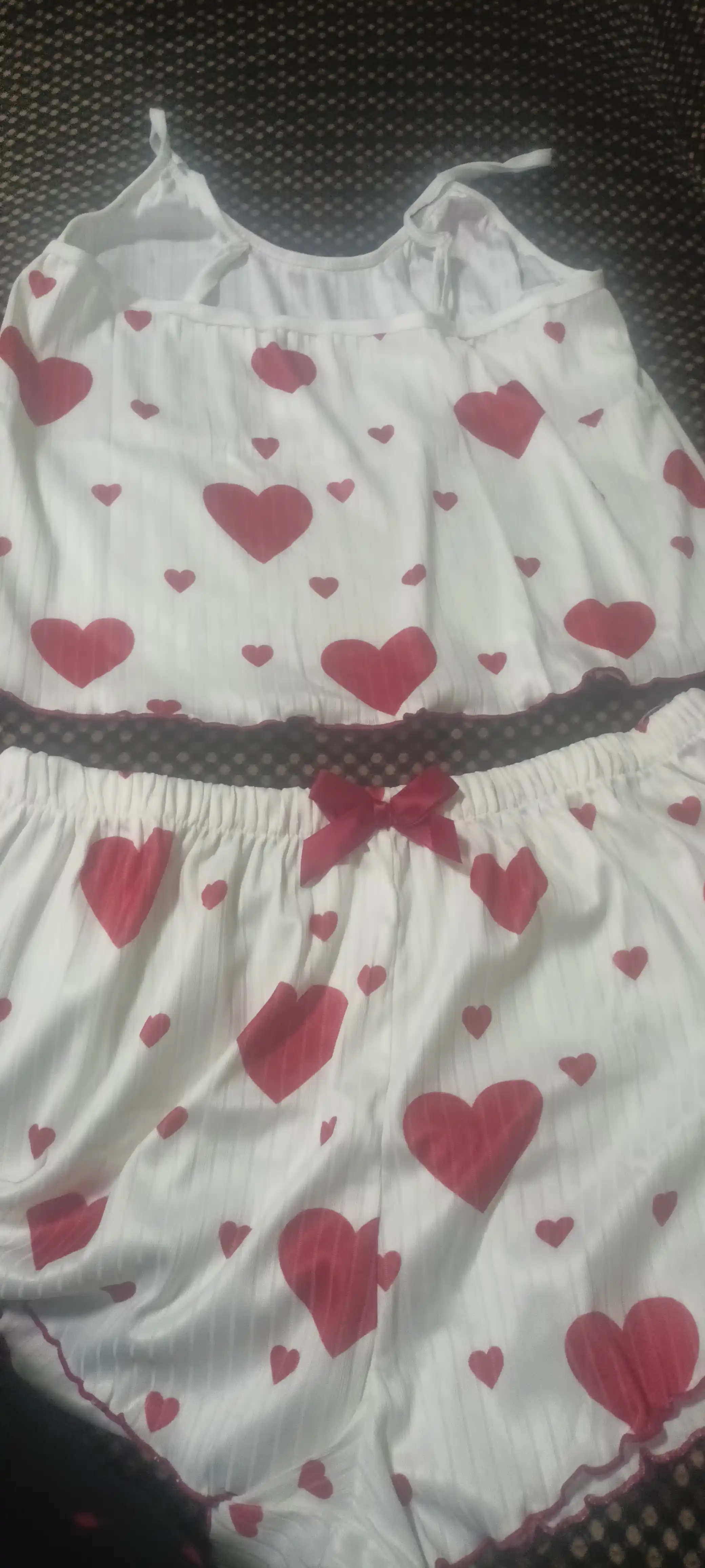 Ayollar uchun uy kiyimi: yurakcha naqshli shortik va top bilan pijama komplekt