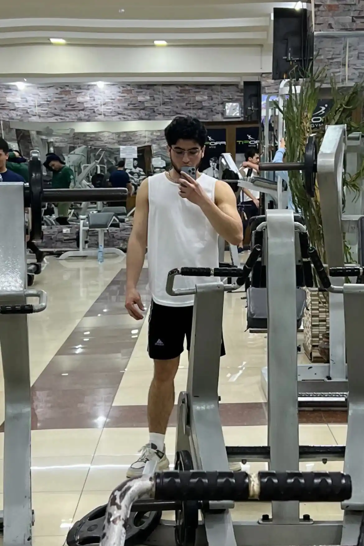 Erkaklar sport maykasi tez quriydigan, yugurish va fitnes uchun