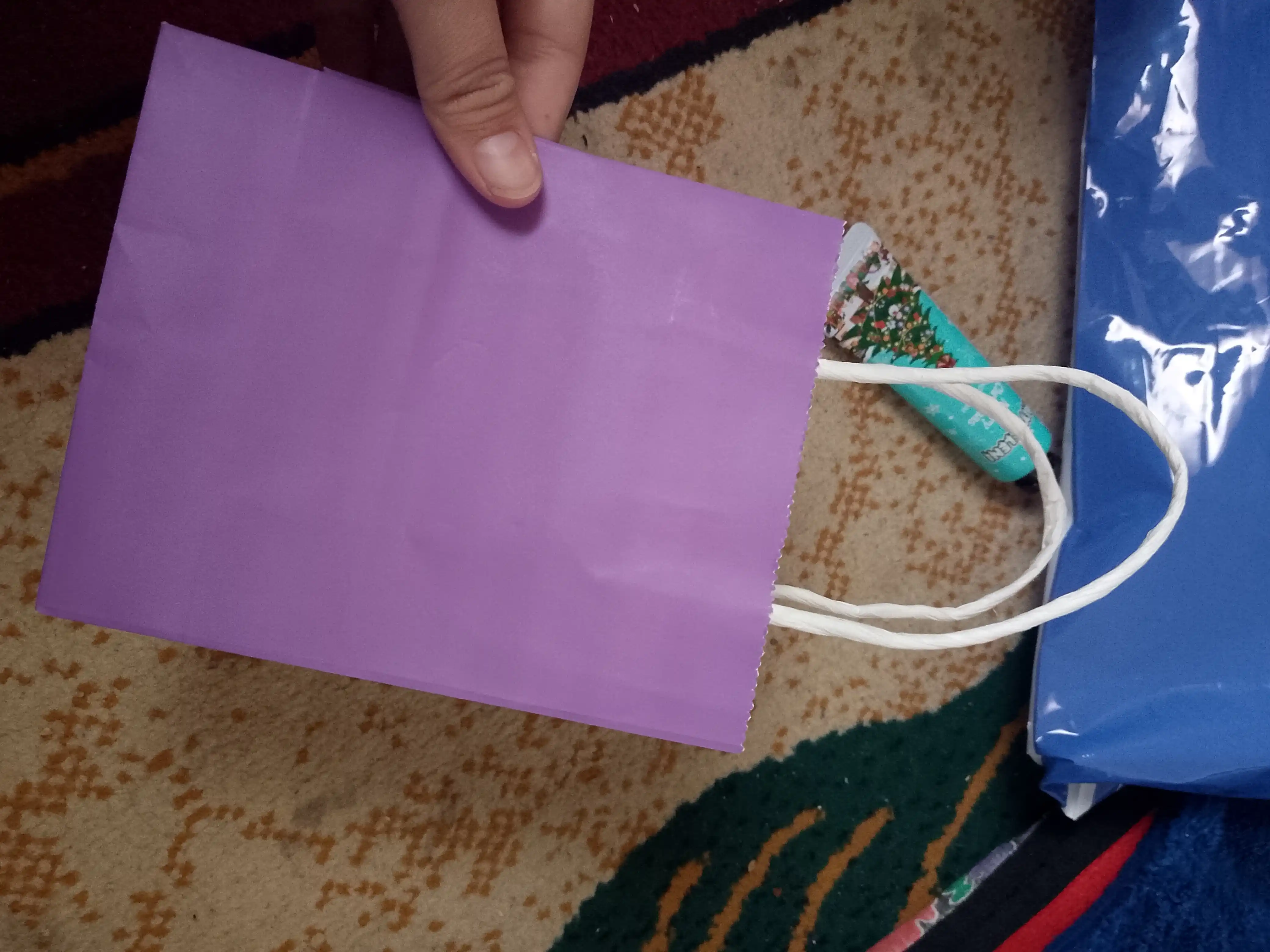 Sovg'a paketi, bayramona hursandchilik, tutqichli qog'oz
