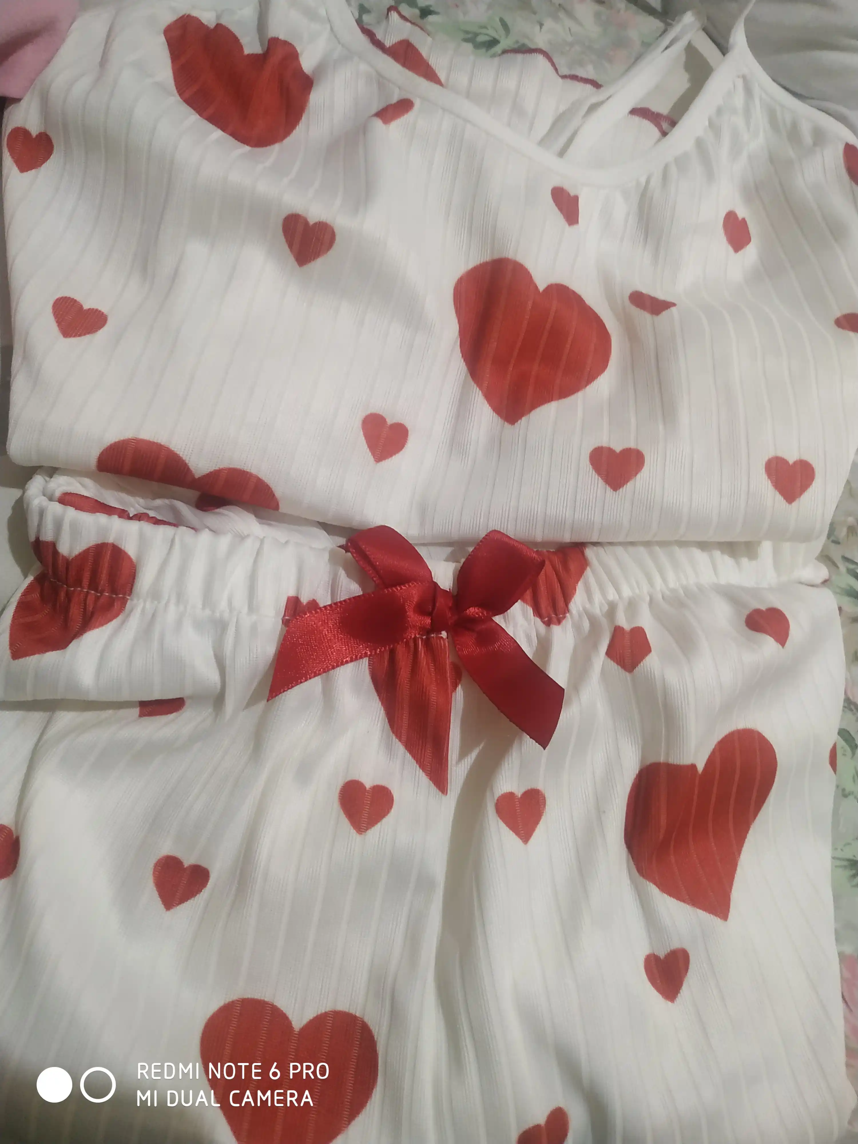 Ayollar uchun uy kiyimi: yurakcha naqshli shortik va top bilan pijama komplekt