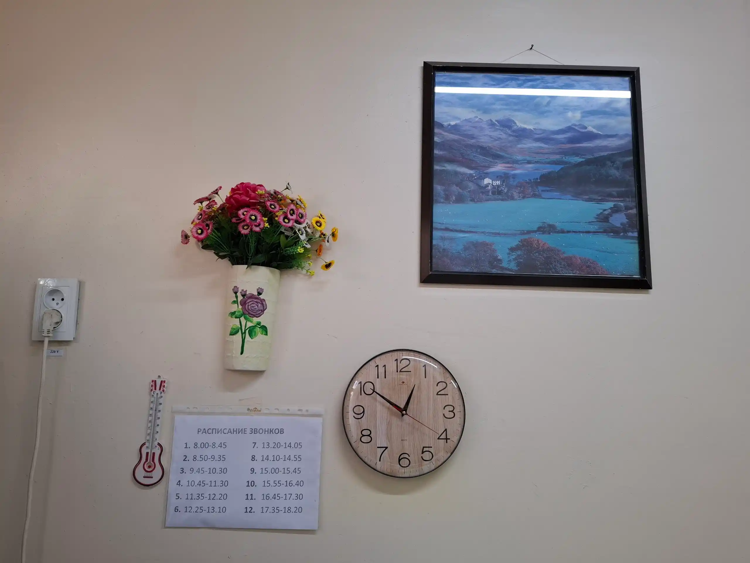 Ovozsiz dumaloq devor soati, diametri 25 sm, sovg'a sifatida batareya