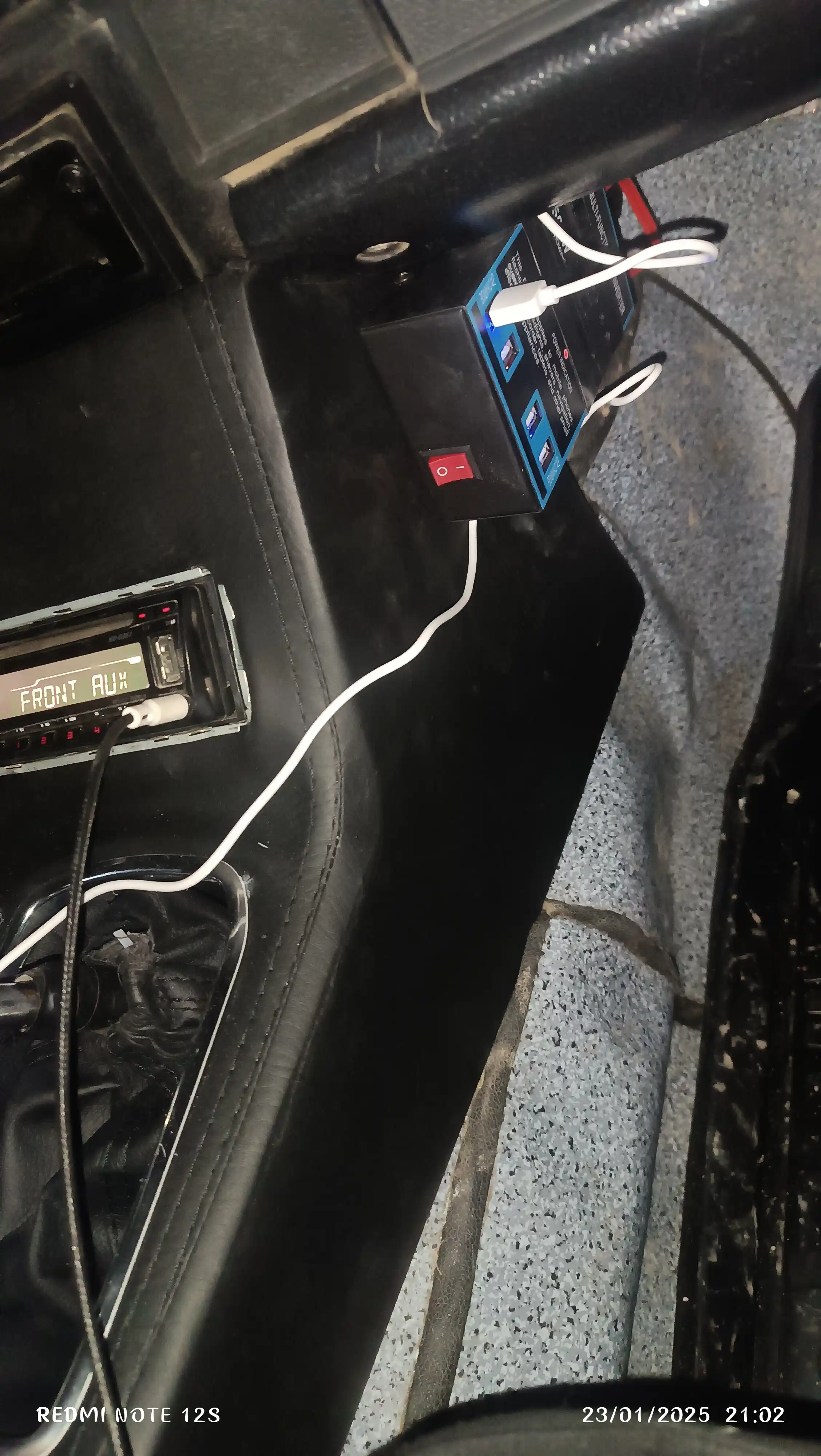 Avtomobil invertori 12V/24V dan 220V ga, 1500 Vt — 4 ta USB port, metall korpus