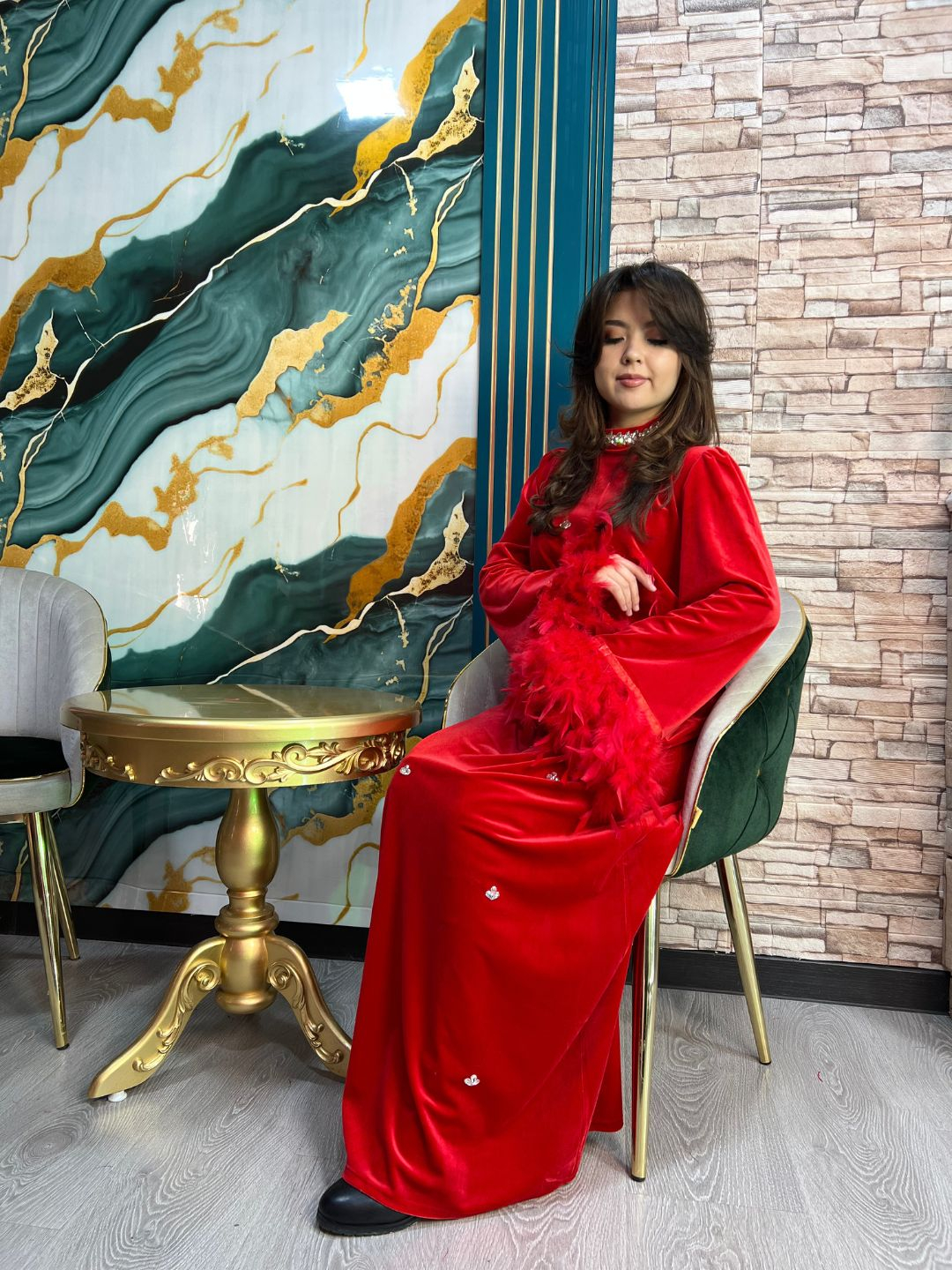 Taqdimotchi uchun kechki libos Taqdimotchi uchun kechki libos