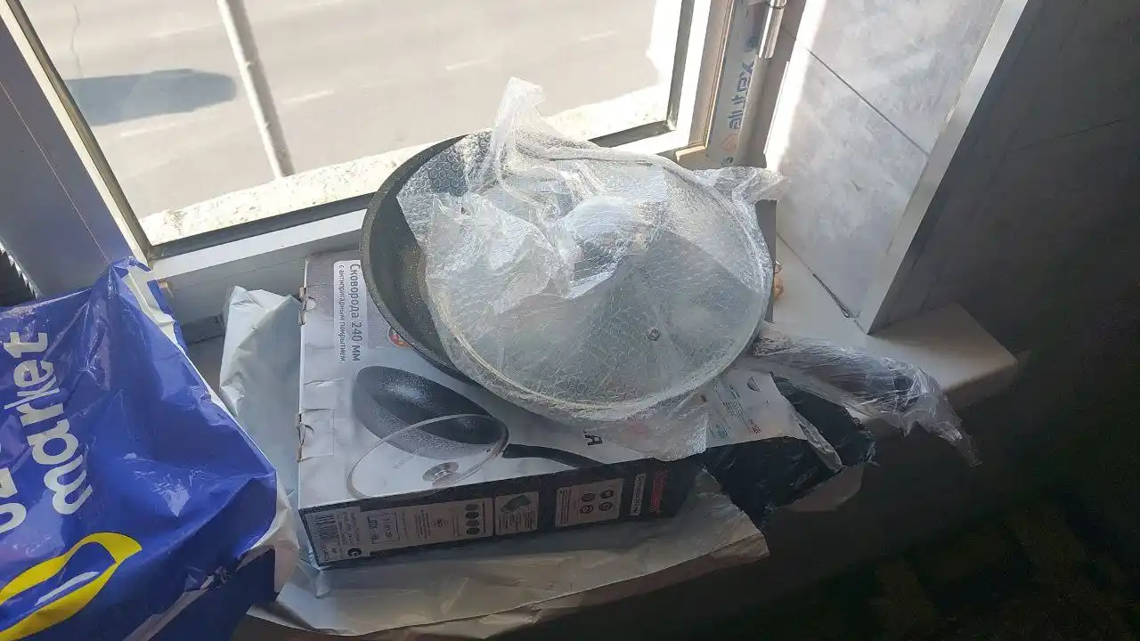 Tova Kukmara yopishmaydigan qoplamali, qora marmar tutqich va shisha qopqoq bilan