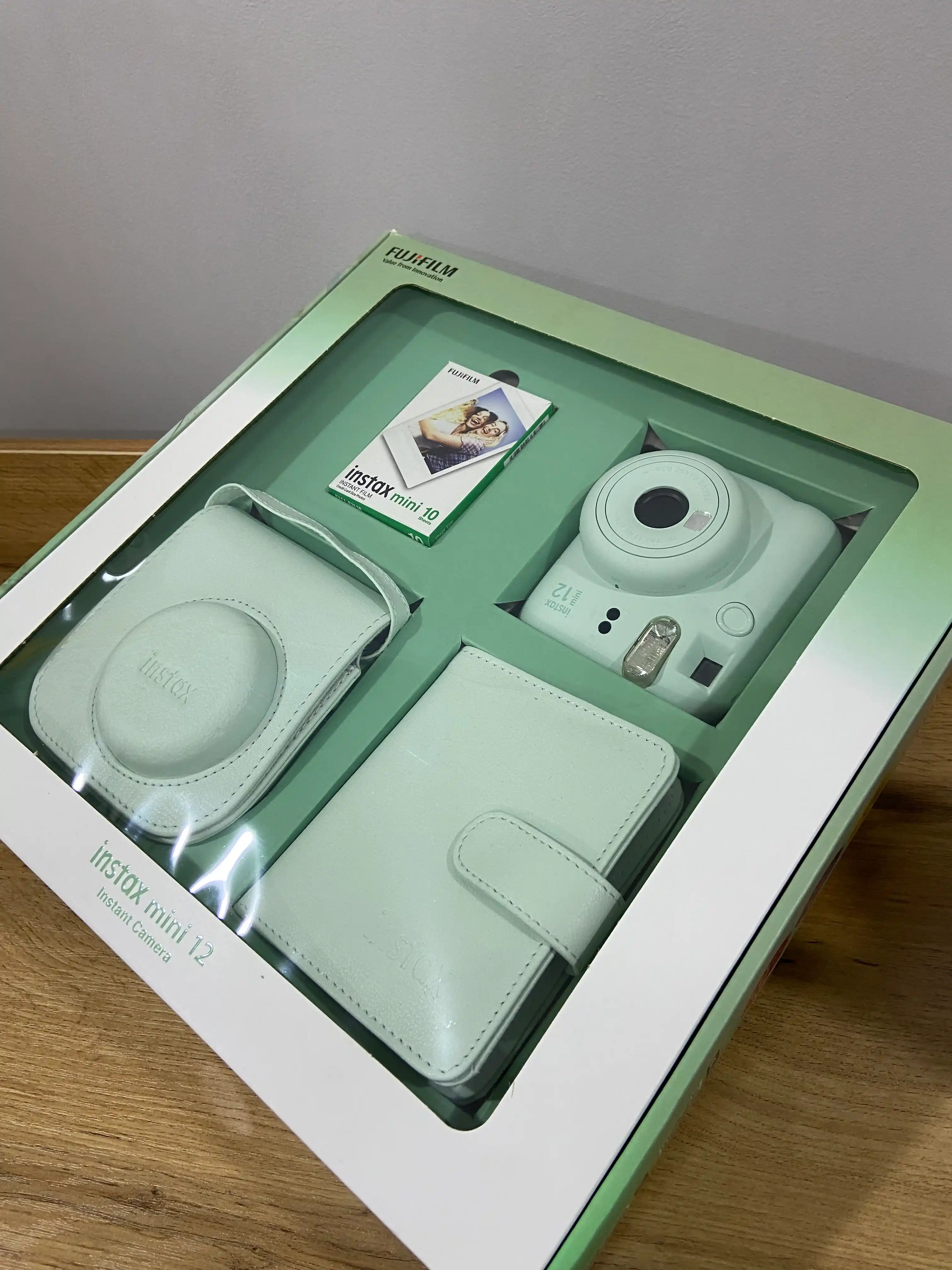 Подарочный набор Fujifilm Instax Mini 12, фотоаппарат Instax Mini 12 в комплекте