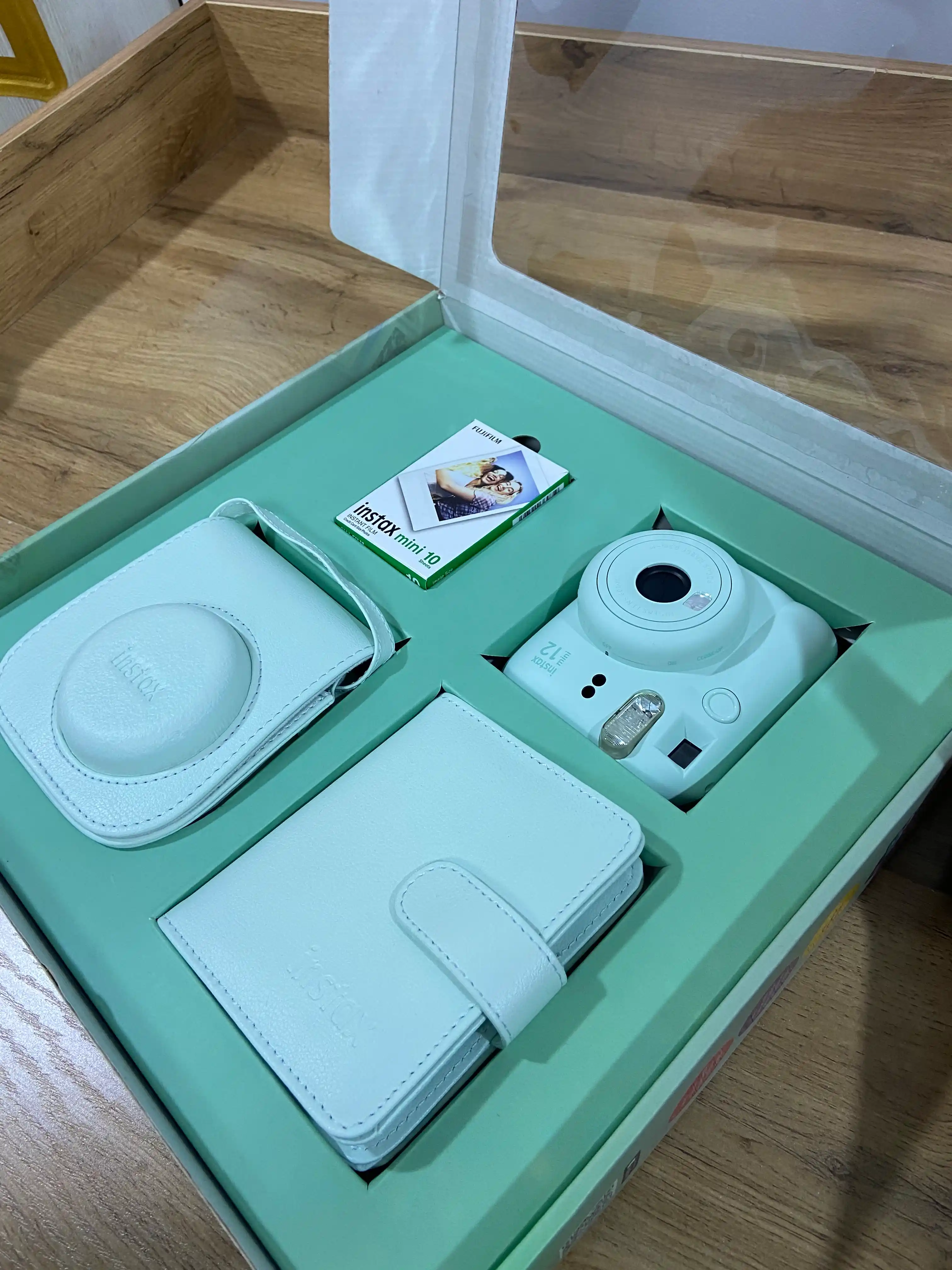 Подарочный набор Fujifilm Instax Mini 12, фотоаппарат Instax Mini 12 в комплекте