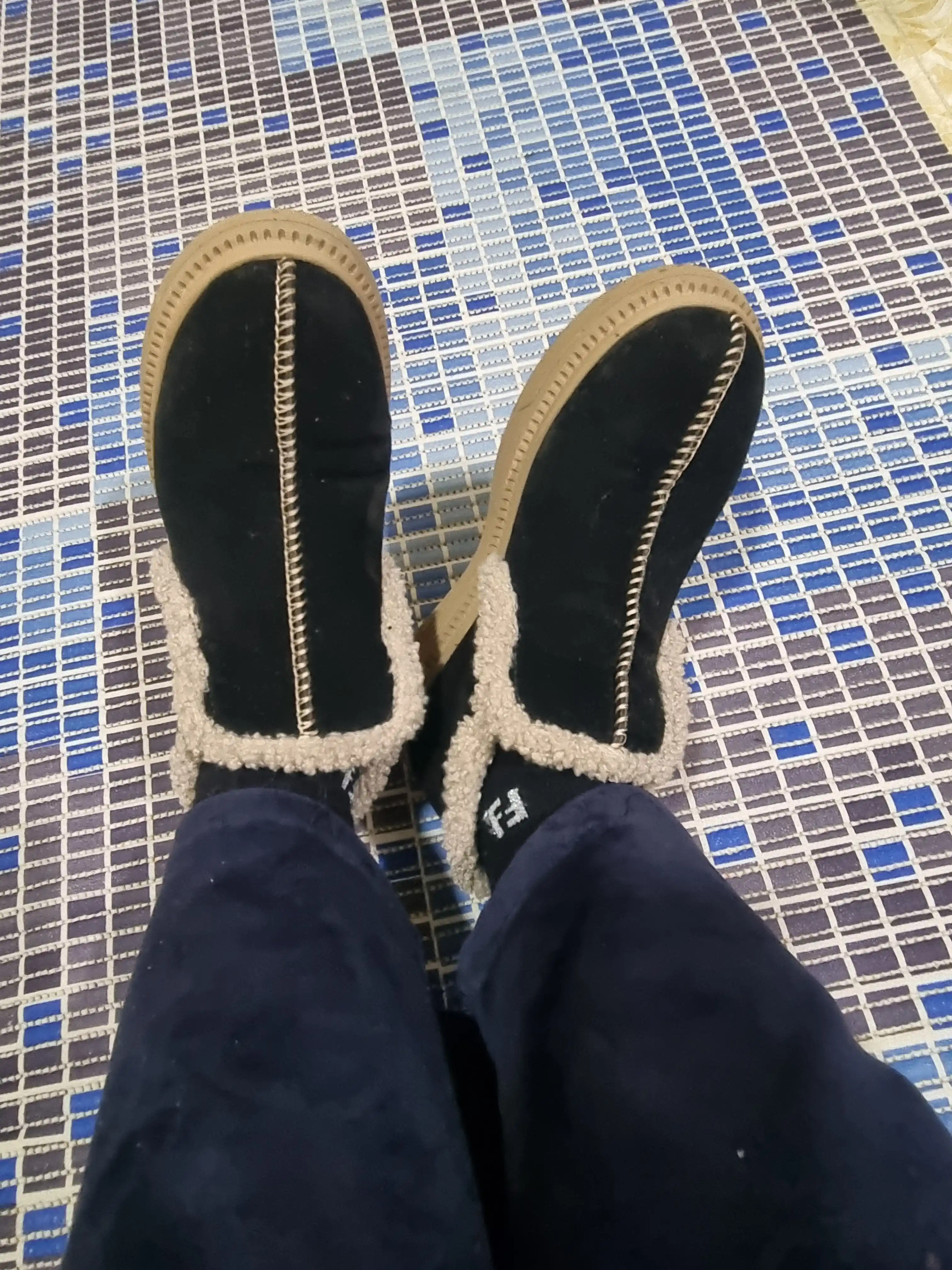 Зимние полусапожки для девушек и женщин, утеплённые, маломерят на один размер
