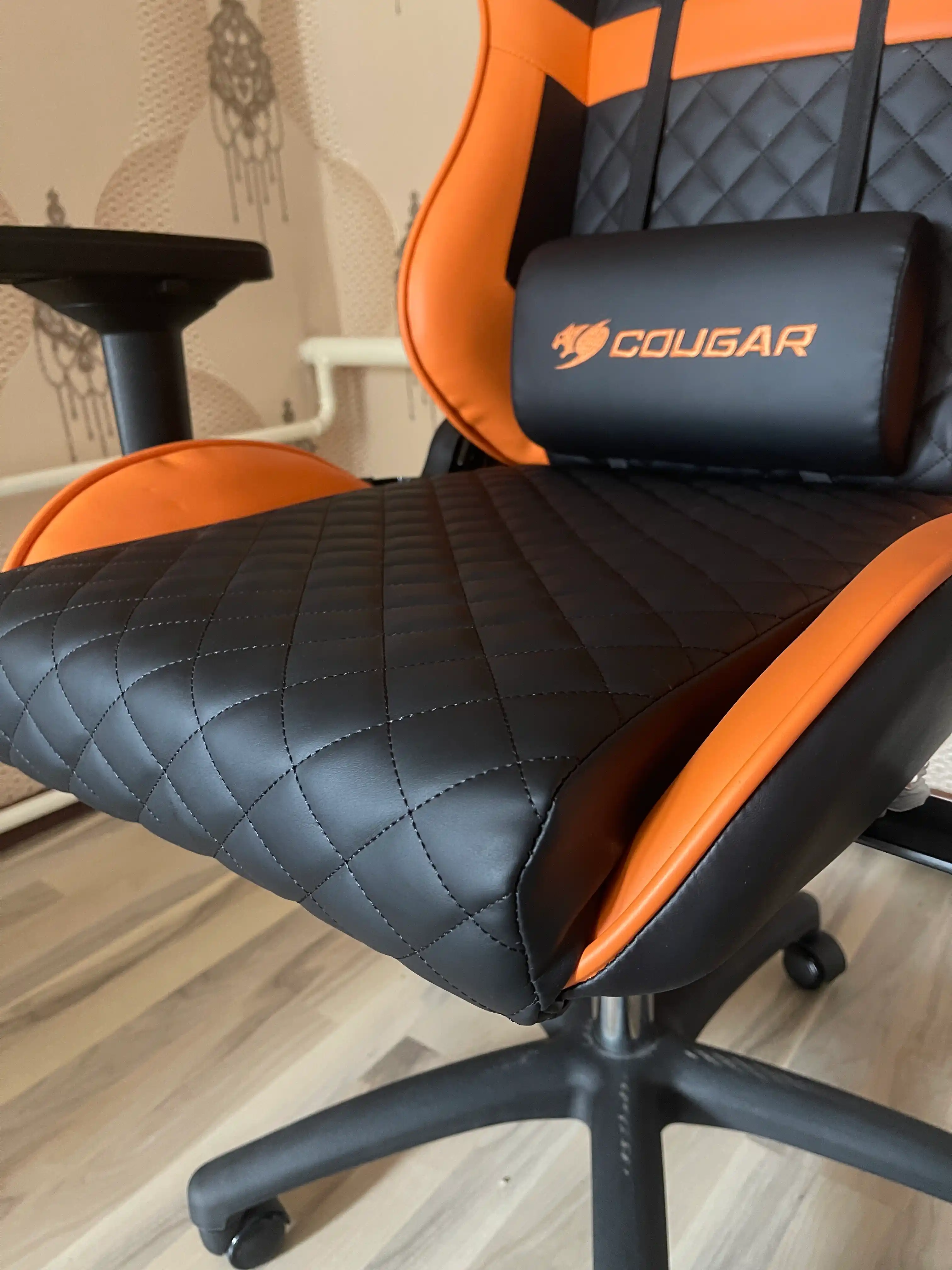 Игровое кресло Cougar Armor ONE, облегающий дизайн, с высокой спинкой
